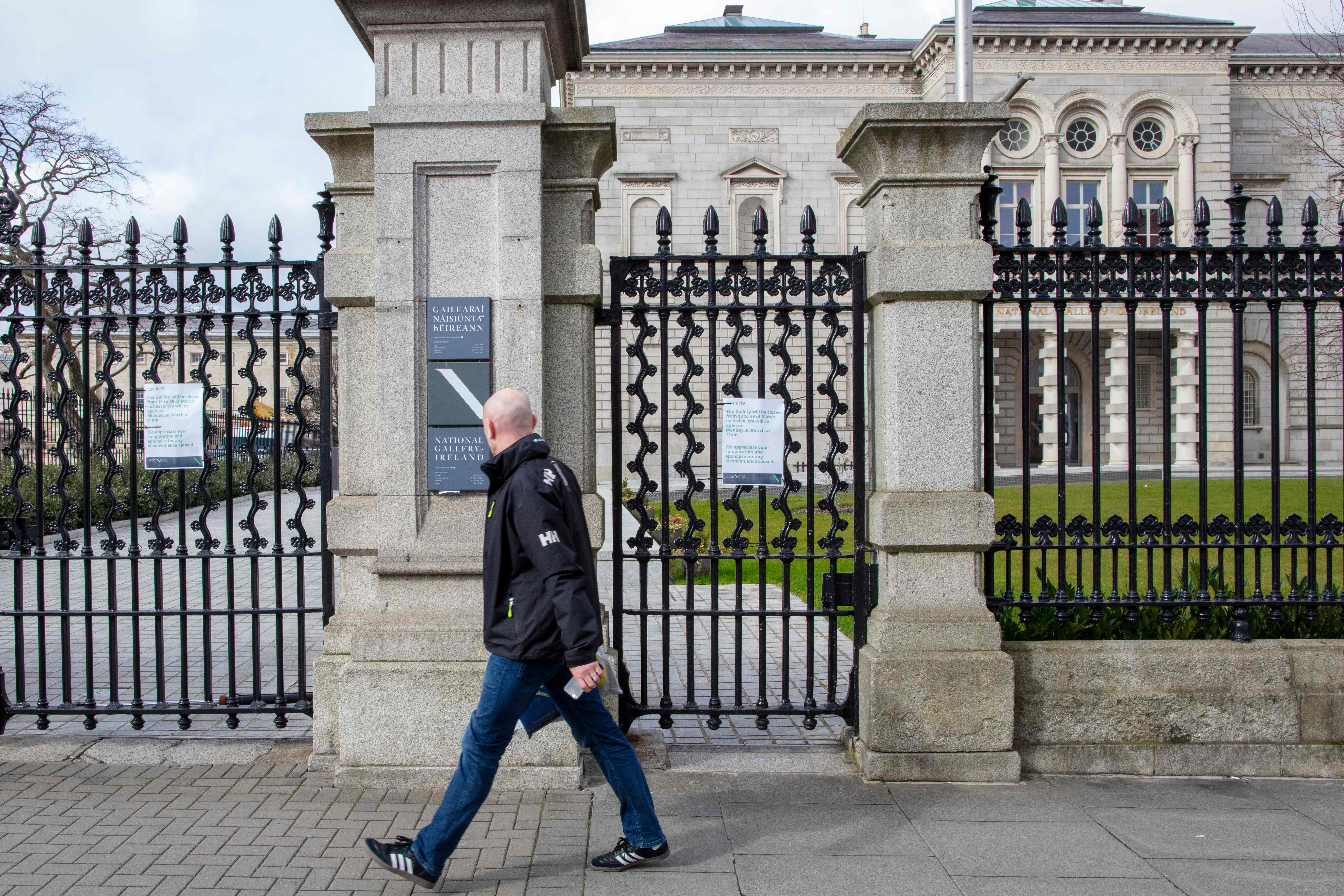 Pria melewati Galeri Nasional Irlandia yang tutup. Bukan hanya Kosovo, Irladia juga menutup sekolah dan perguruan tinggi. sementara. 
