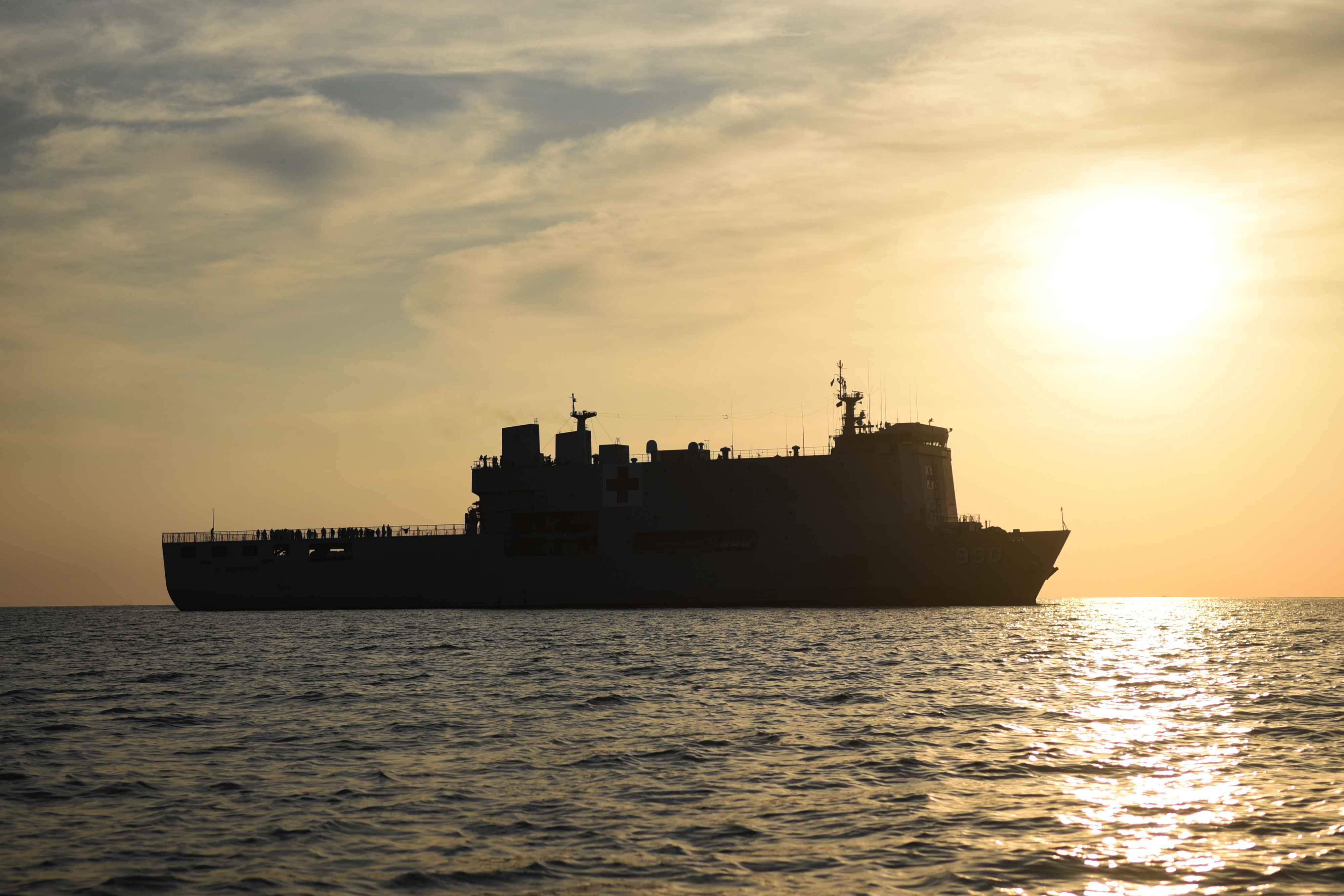 KRI dr Soeharso yang mengangkut awak kapal Diamond Princess