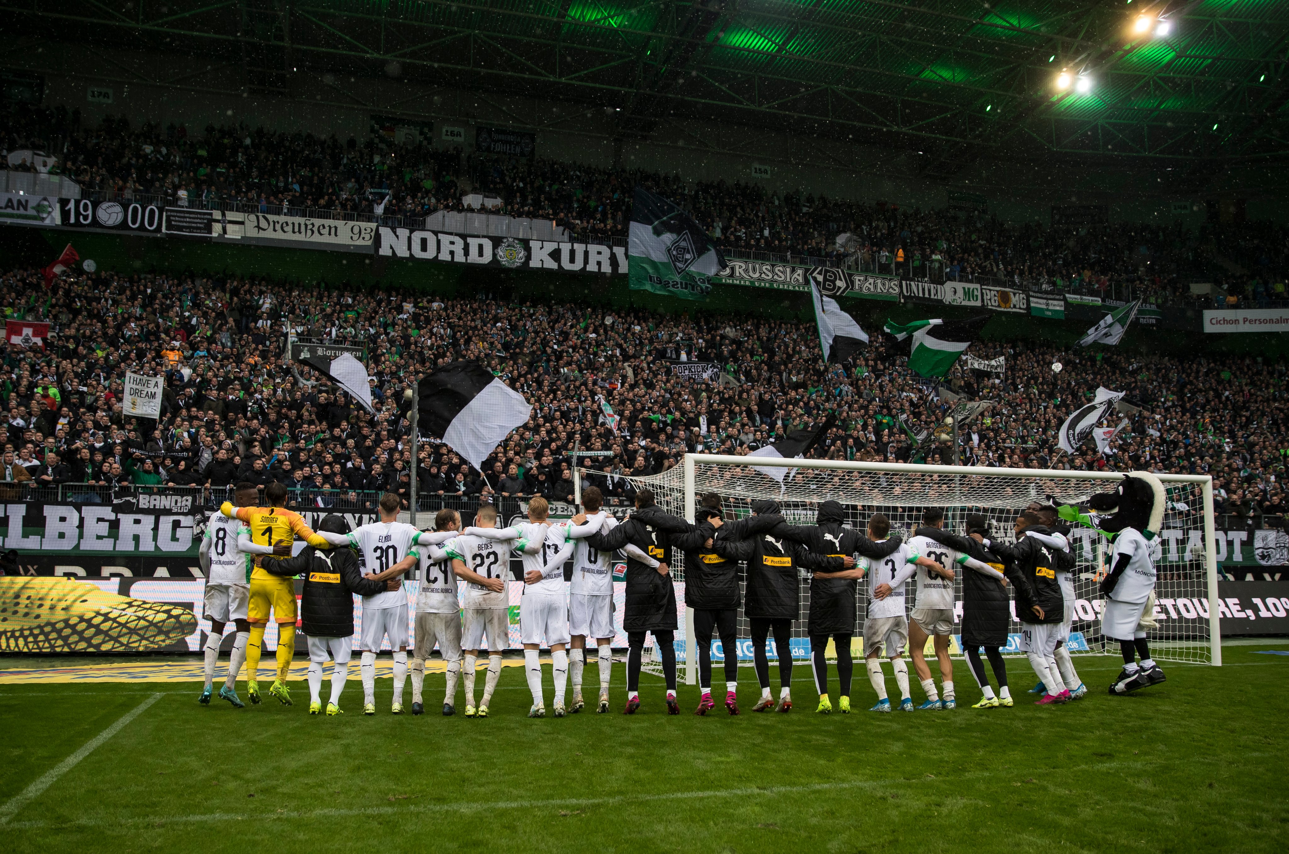 Para pemain Gladbach menyapa pendukung mereka.
