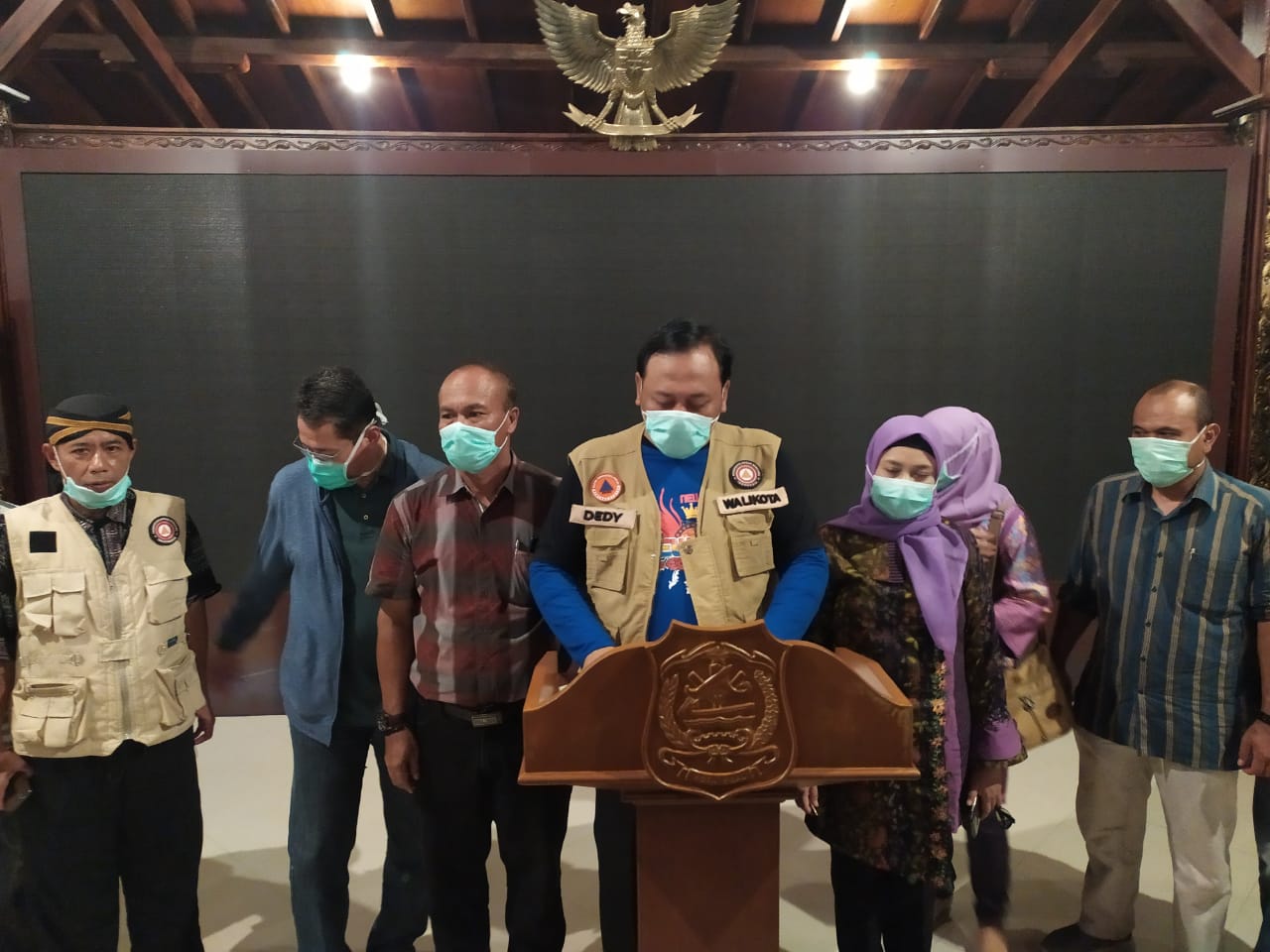 Walikota Tegal, Dedy Yon Supriono sedang memberikan keterangan pers terkaid covid-19
