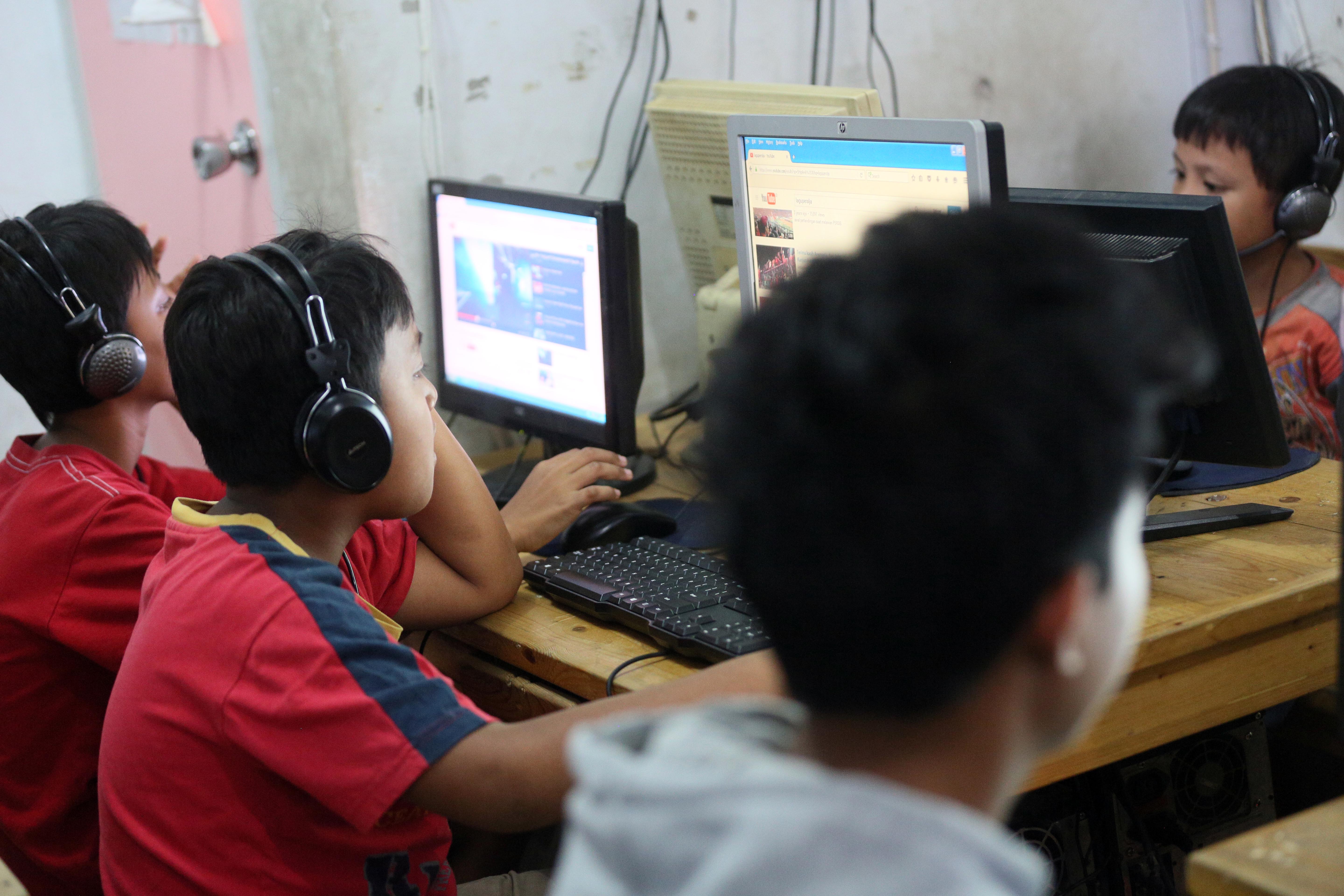 Bijak Berselancar Internet untuk Anak