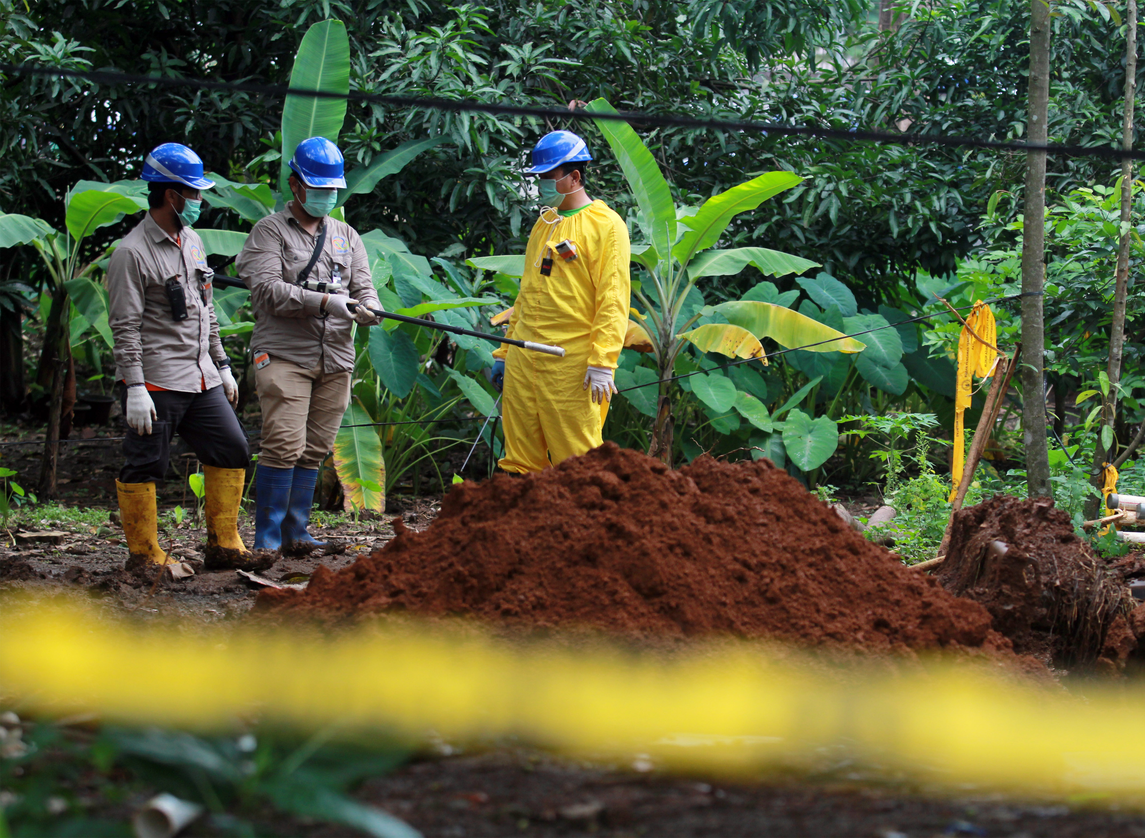 Petugas dari BATAN dan BAPETEN melakukan dekontaminasi tahap akhir di Komplek Batan Indah, Serpong, Tangerang Selatan, Banten.