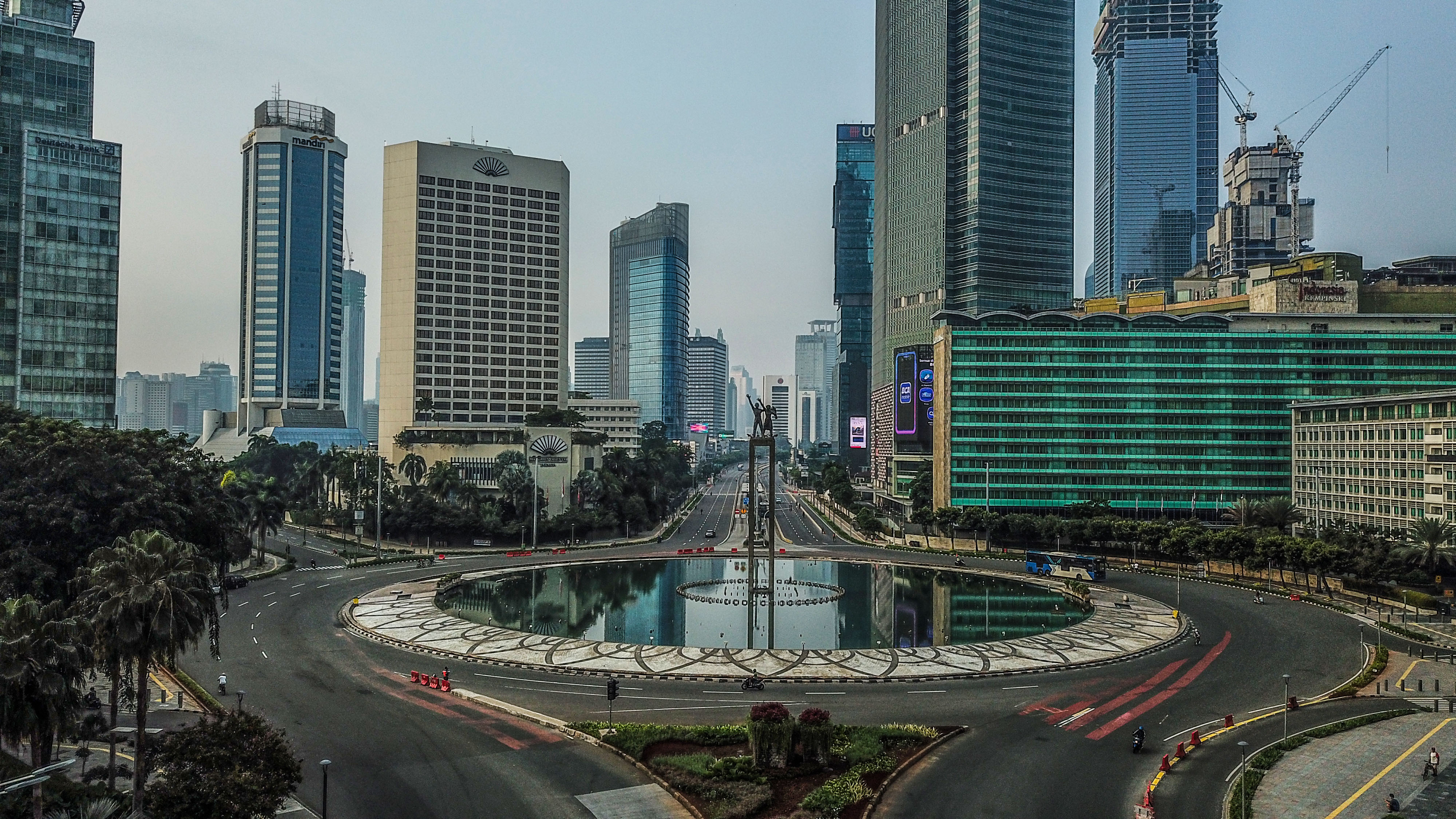 Suasana sepi di Bundaran Hotel Indonesia Jakarta  pada 29 Maret 2020 