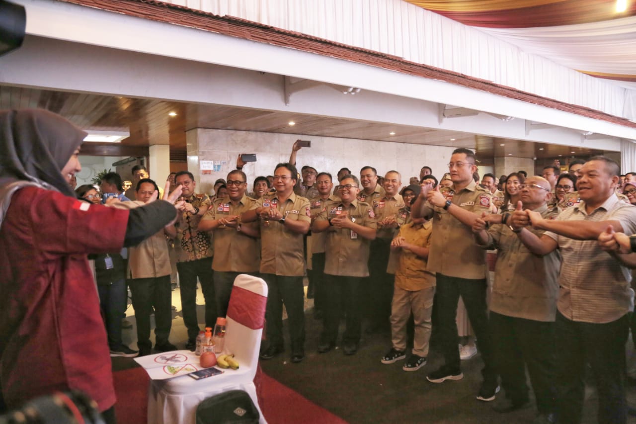 Mensos Juliari P. Batubara memimpin rapat evaluasi penanganan bencana yang terjadi di wilayah Jabodetabek yang diikuti 250 relawan Tagana.