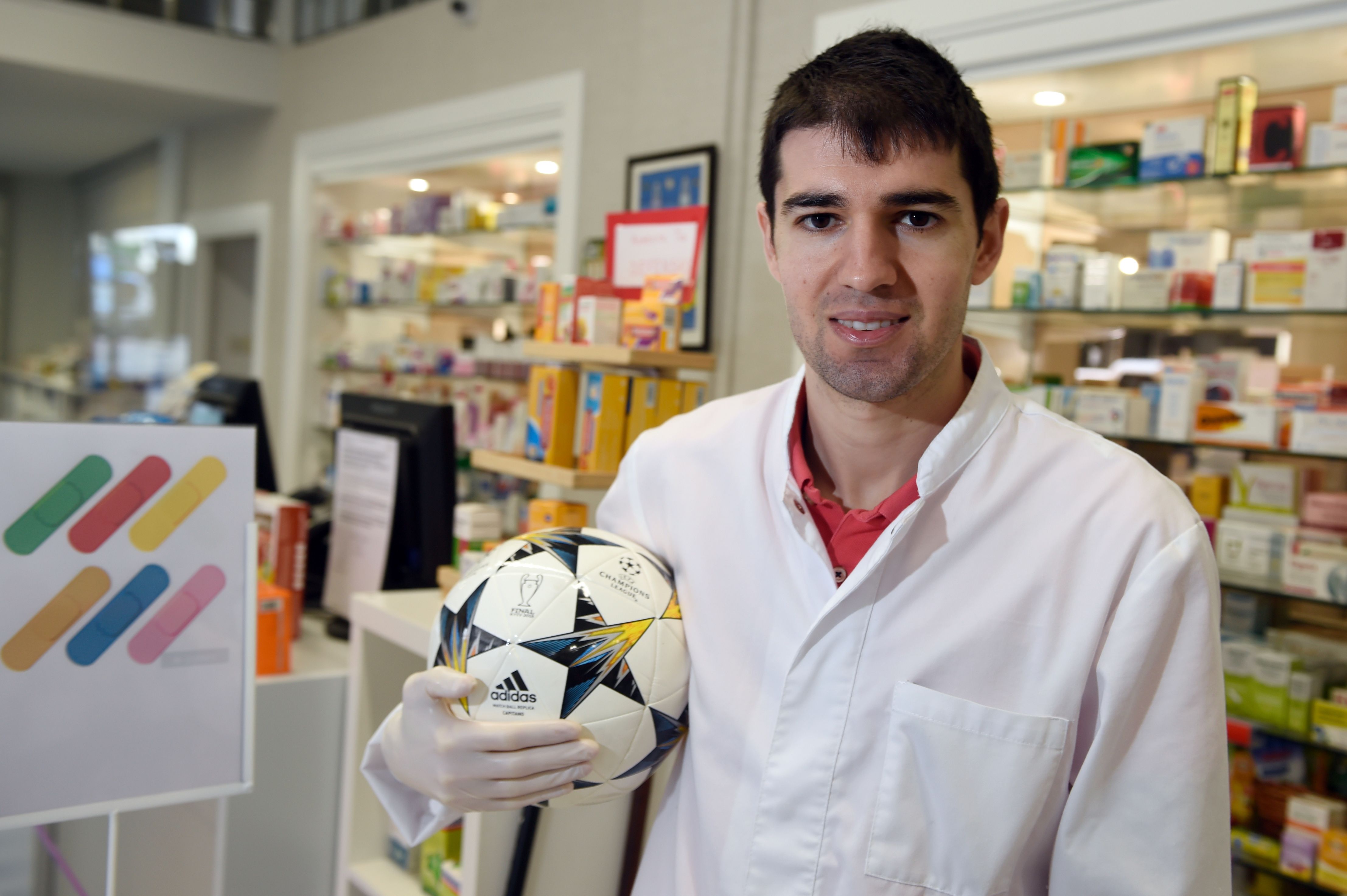 Toni Dovale berpose dengan bola di dalam apotek milik keluarganya di Coruna, Spanyol, Kamis (26/3/2020).