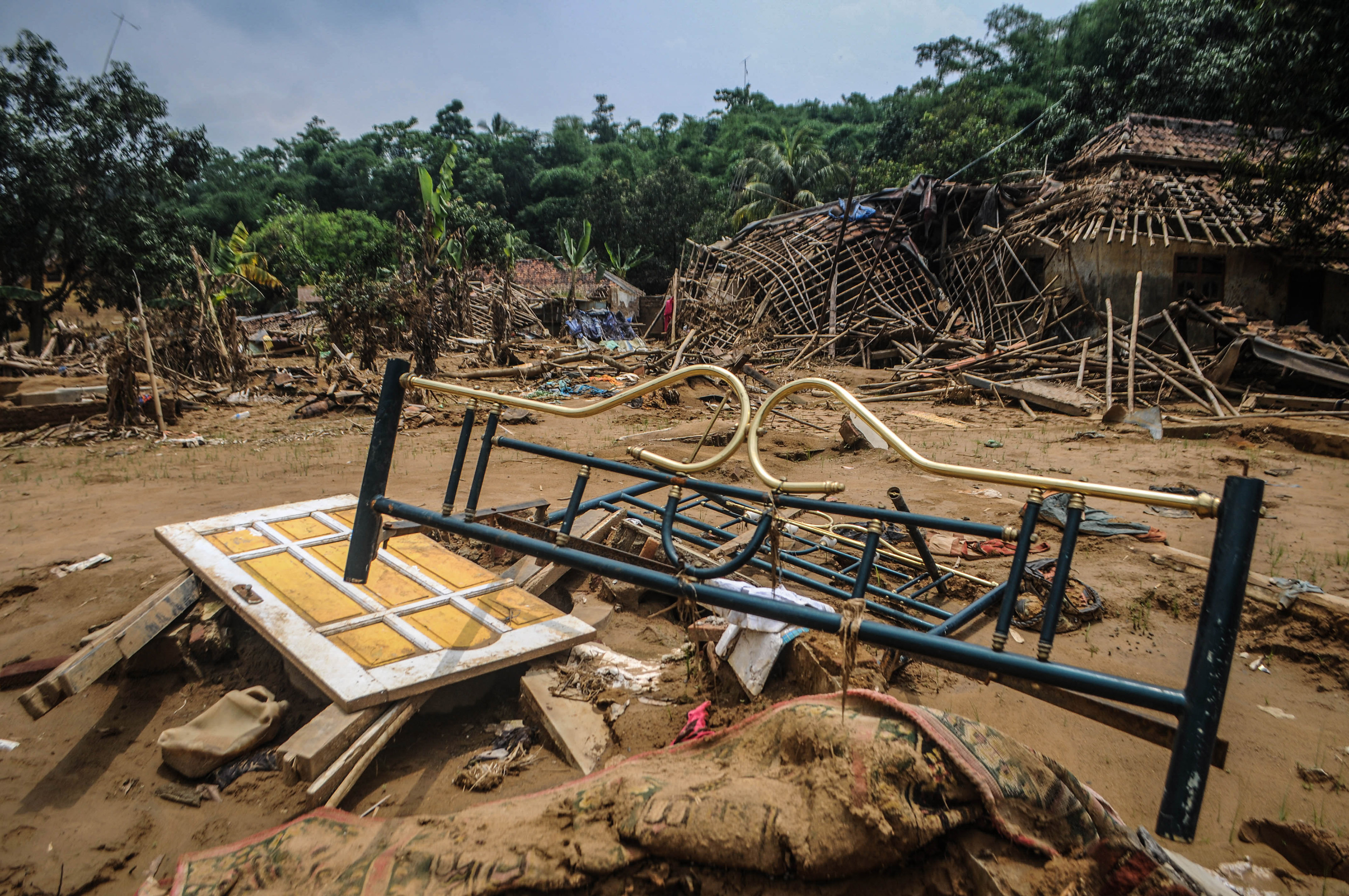 Sejumlah bangunan rusak pasca diterjang banjir bandang pada Rabu (1/1) di Desa Pajagan, Lebak, Banten, Kamis (13/2/2020).
