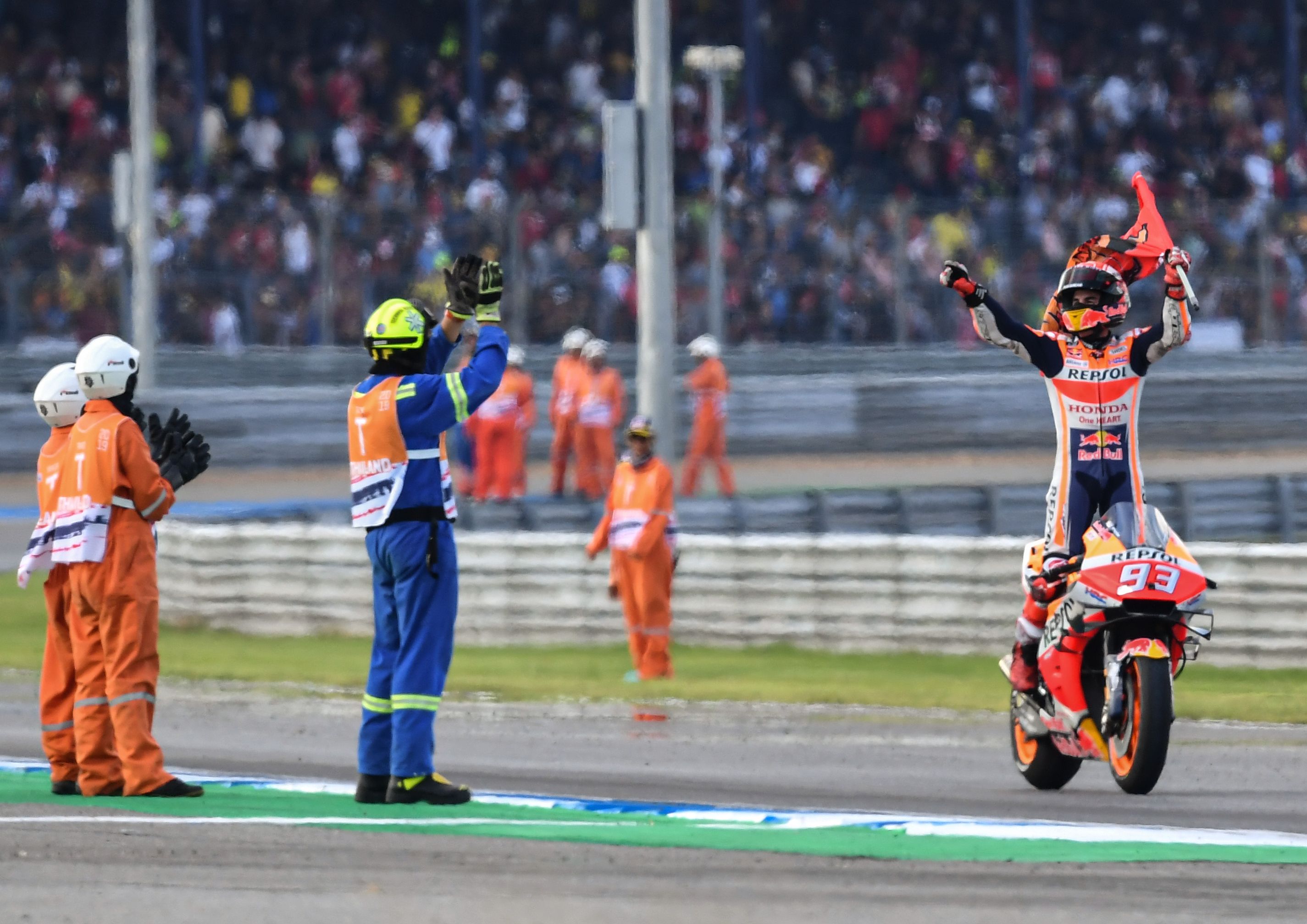 Tim Honda Repsol memberikan selamat kepada Marc Marquez yang meraih kemenangan dalam MotoGP Thailand.