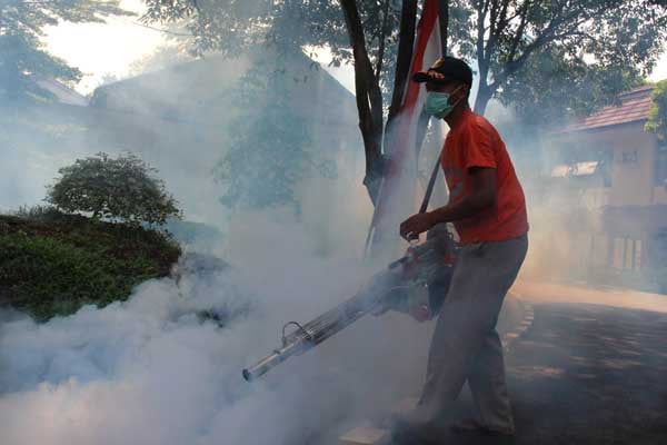 Ilustrasi: Petugas melakukan 