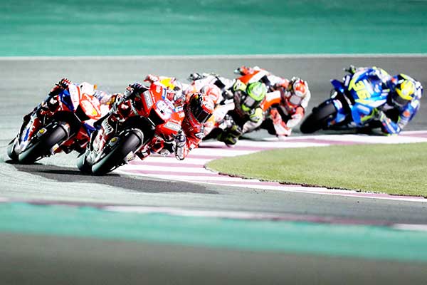 Pembalap Italia, dari tim Ducati, Andrea Dovizioso (kanan) bersaing dalam grand prix Moto-GP, di Sirkuit Losail, Qatar, 10 Maret 2019.