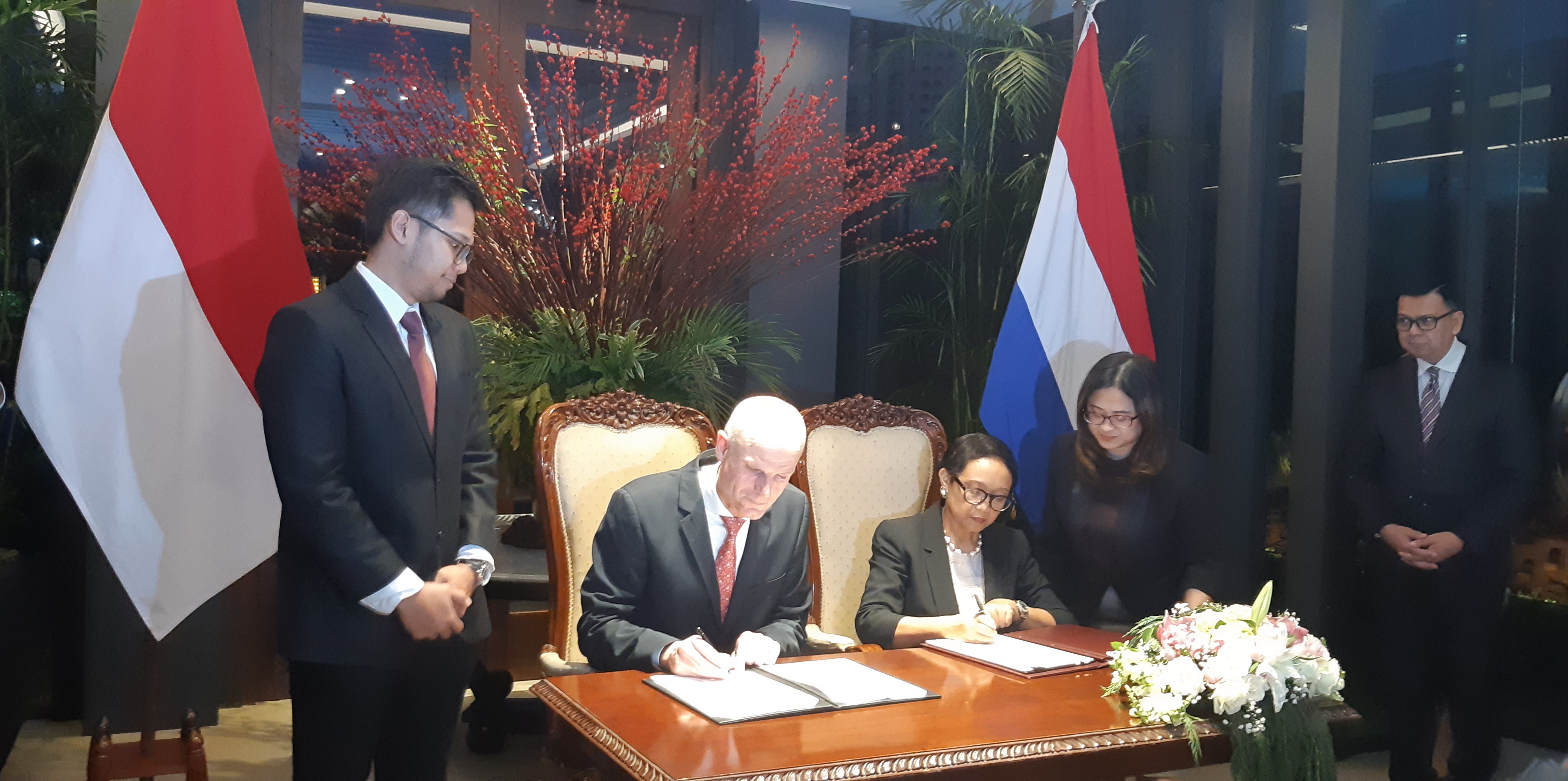 Menlu RI Retno Marsudi dan Menlu Belanda Stef Blok menadatangani MoU di Plataran Taman Kota, Senayan.