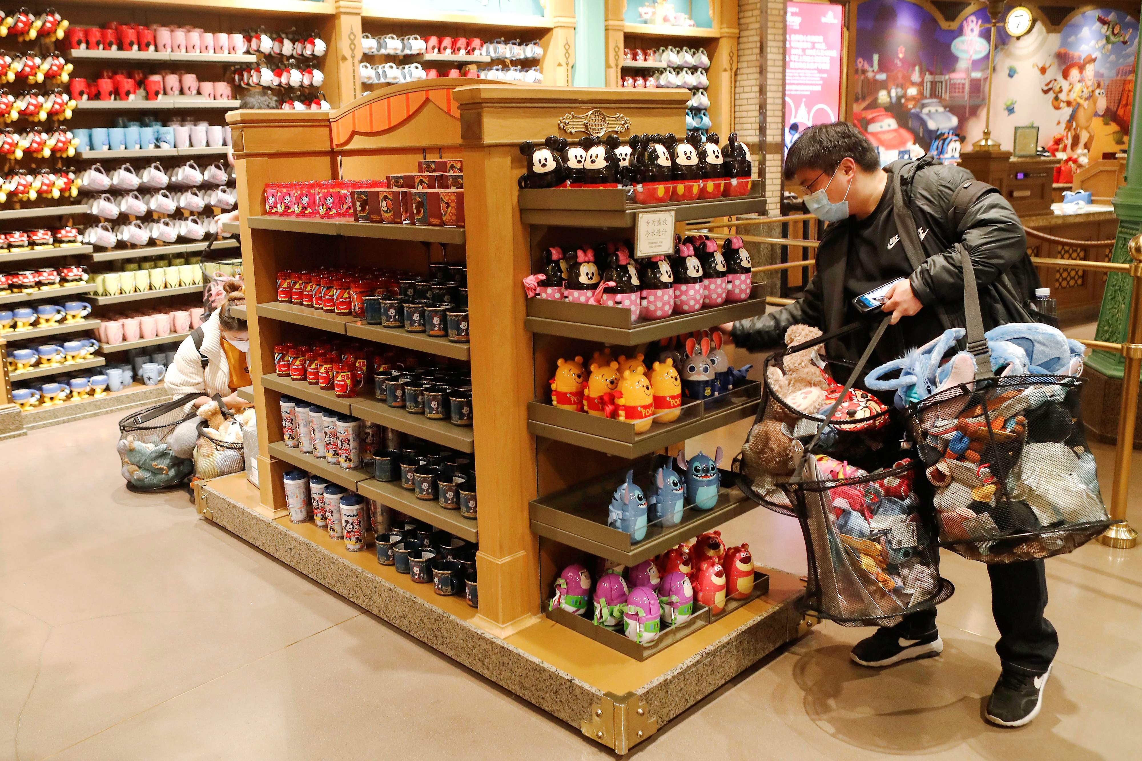 Seorang pria berbelanja di toko di Disneyland Shanghai, Tiongkok.