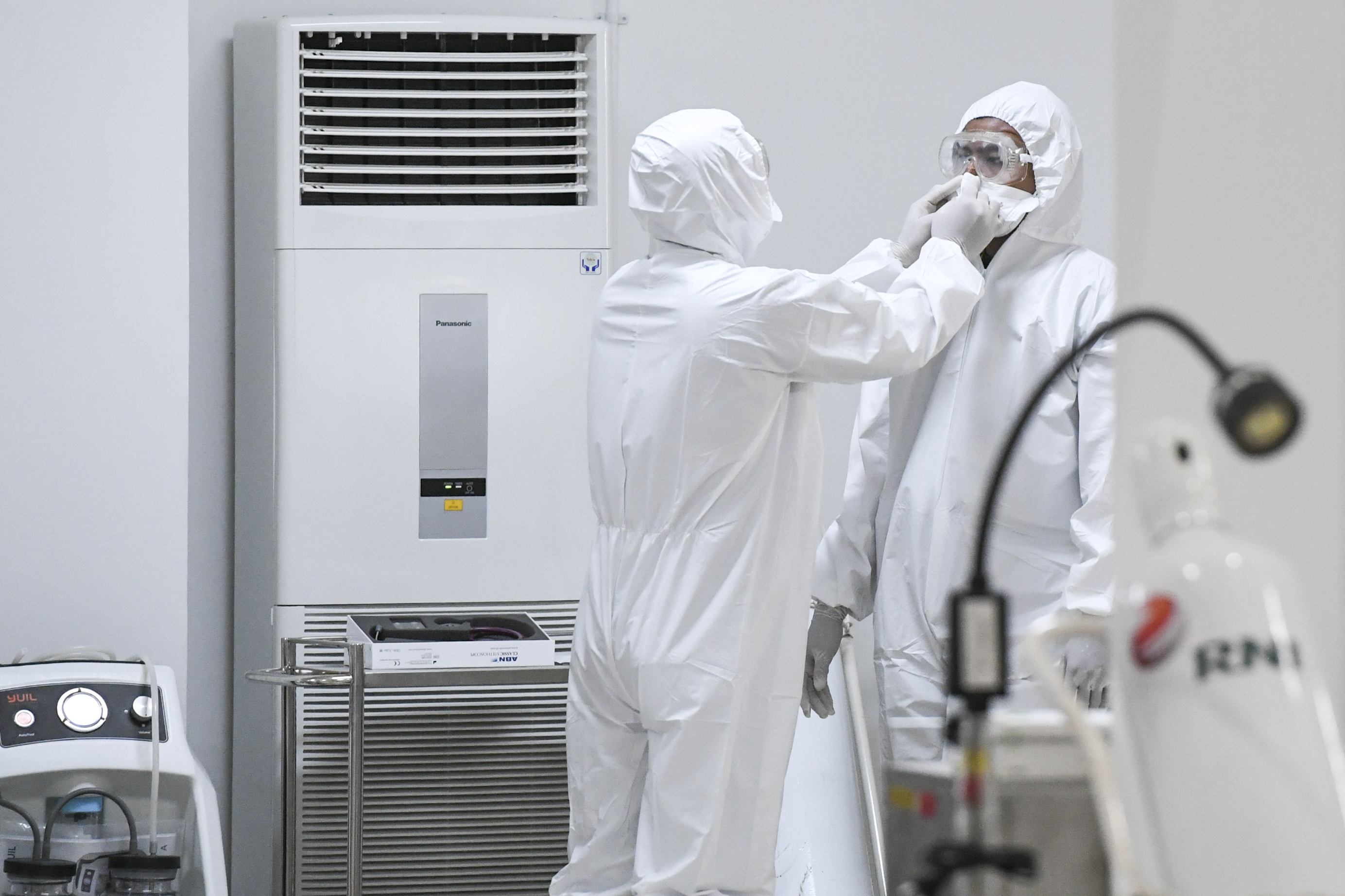 Petugas media di RS darurat Wisma Atlet Kemayoran