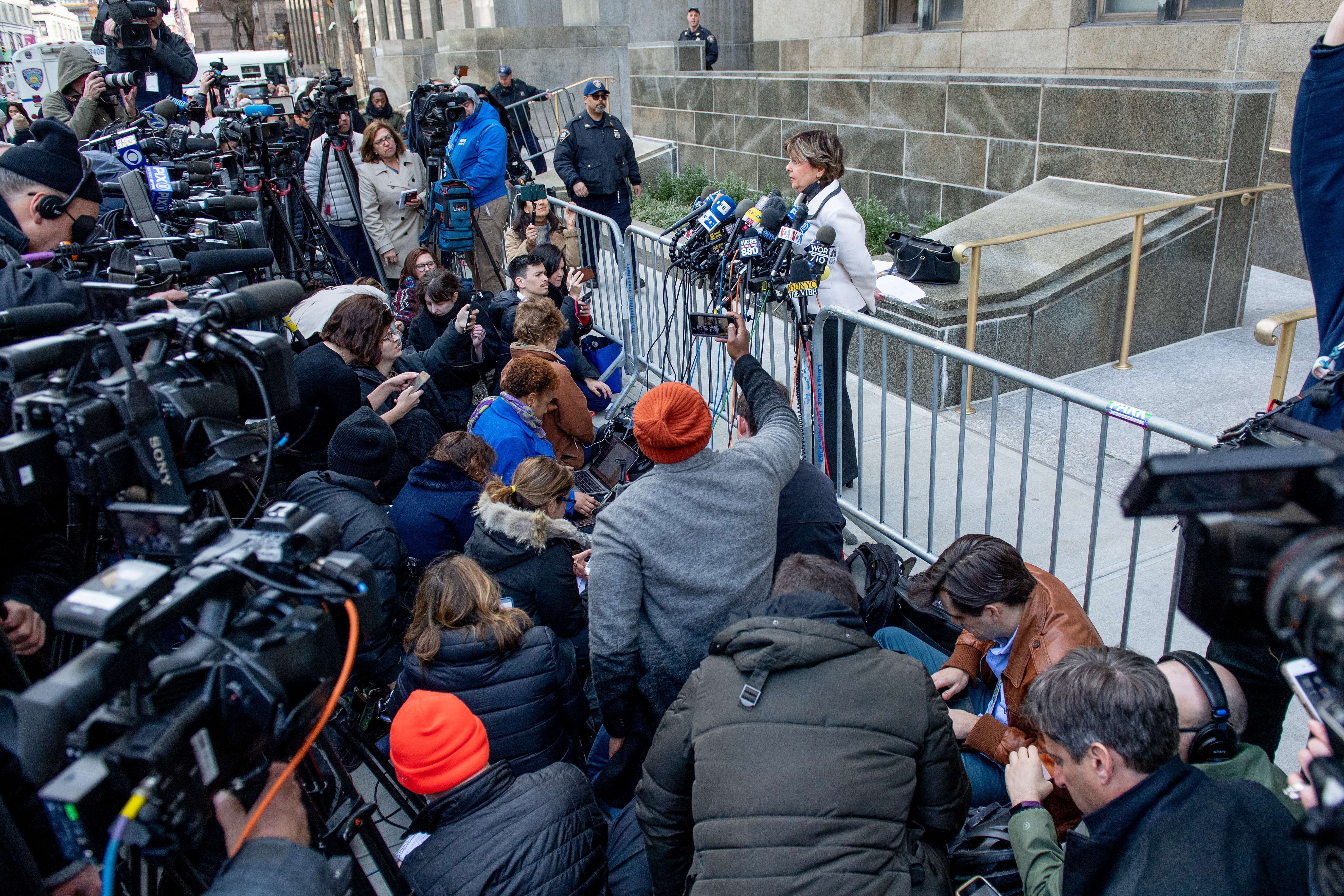  Pengacara Harvey Weinstein, Gloria Allred berbicara kepada wartawan sebelum persiadangan klien-nya.