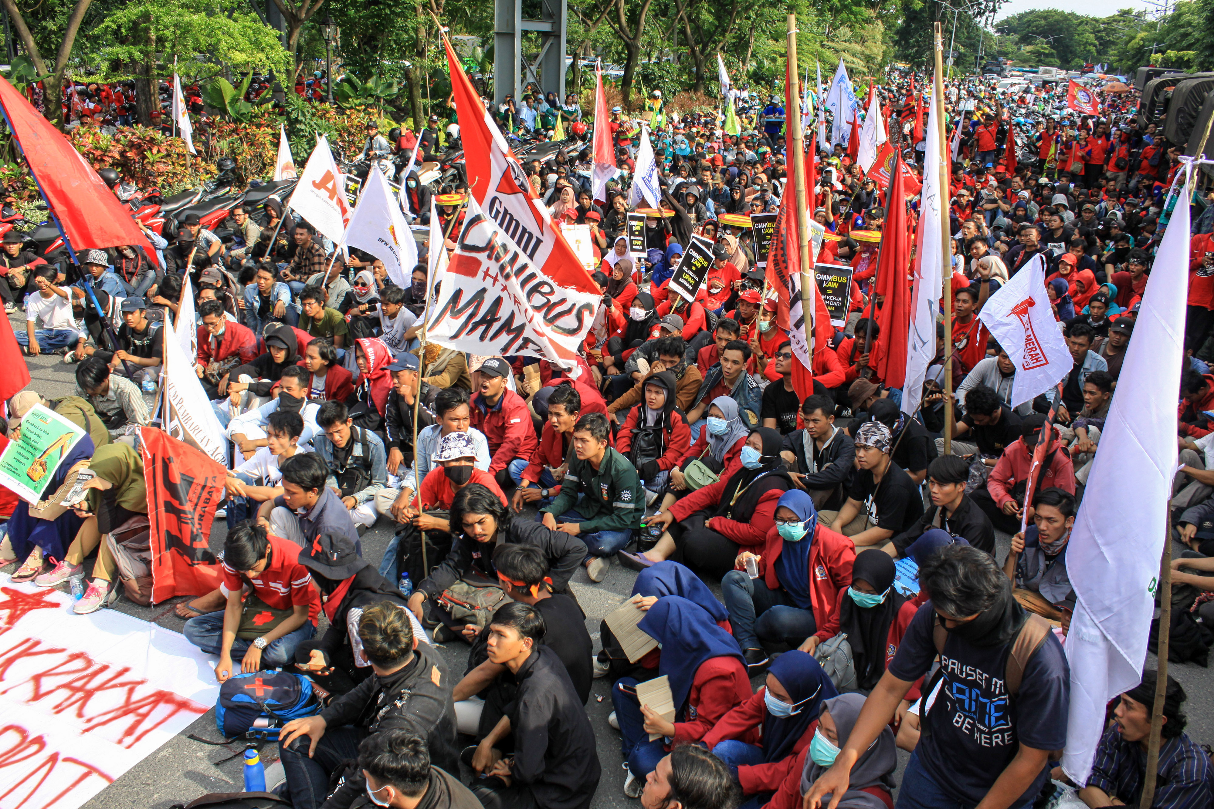 Penghapusan PPh 21 bagi buruh bisa meringankan, namun pemerintah harus mengendalikan harga pokok pangan yang sekarang naik. 