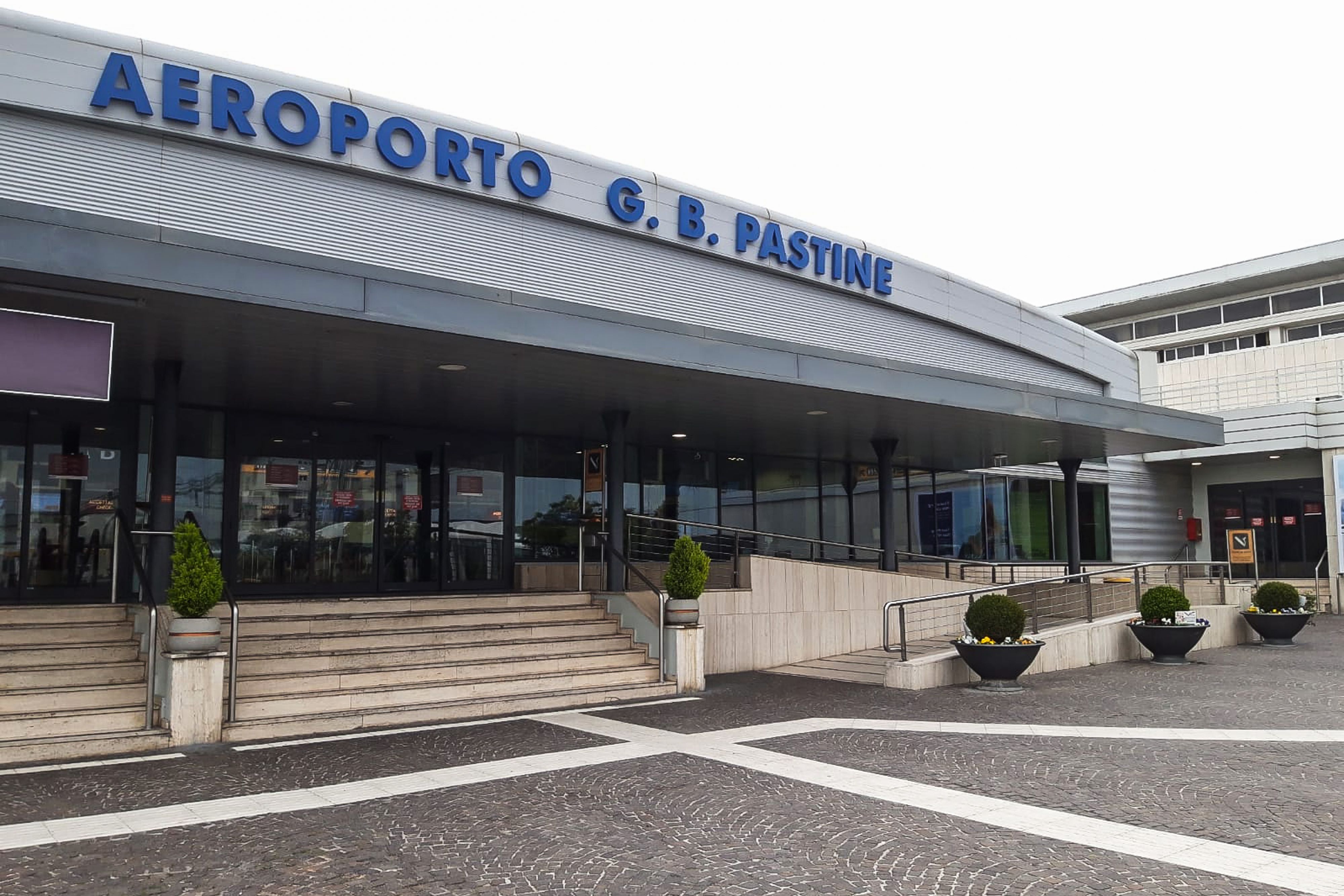 Bandara Fiumicino di Kota Roma, Italia terlihat kosong setelah bandara itu ditutup akibat wabah virus korona.