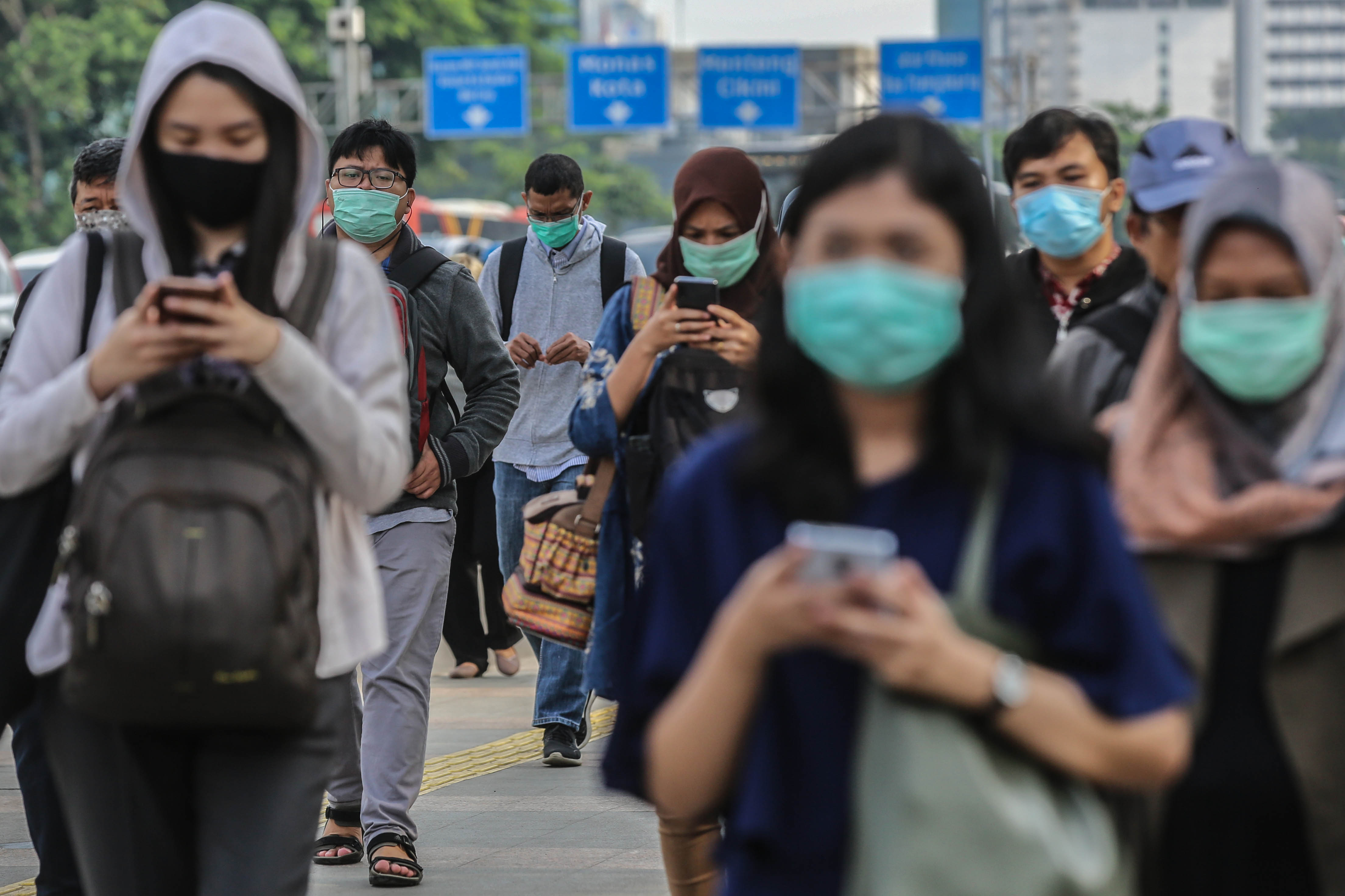 Warga menggunakan masker sebagai upaca pencegahan penyebaran virus korona.