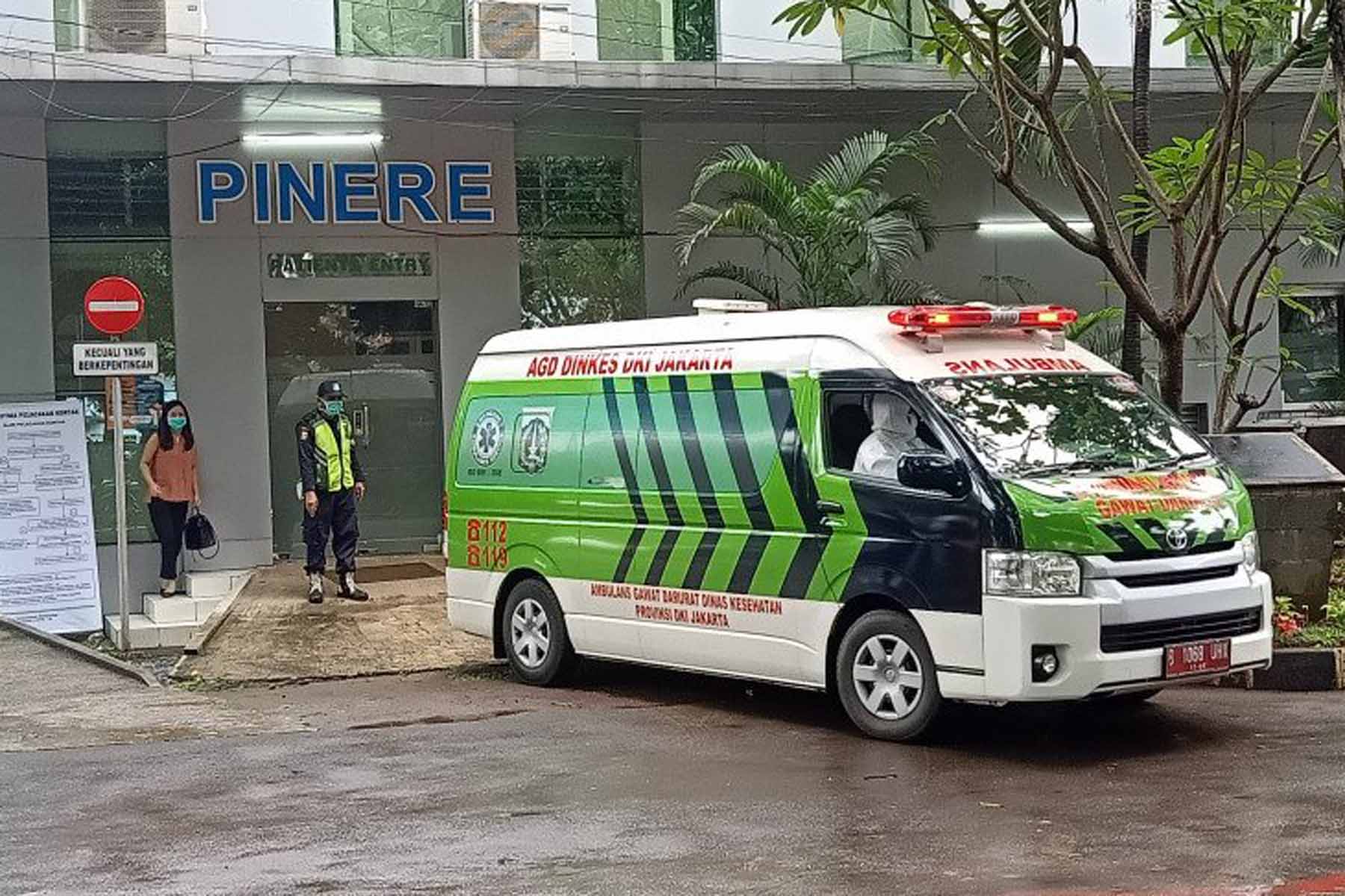 Ambulans di ruang isolasi Pinere RSUP Persahabatan, Pulogadung, Jakarta Timur
