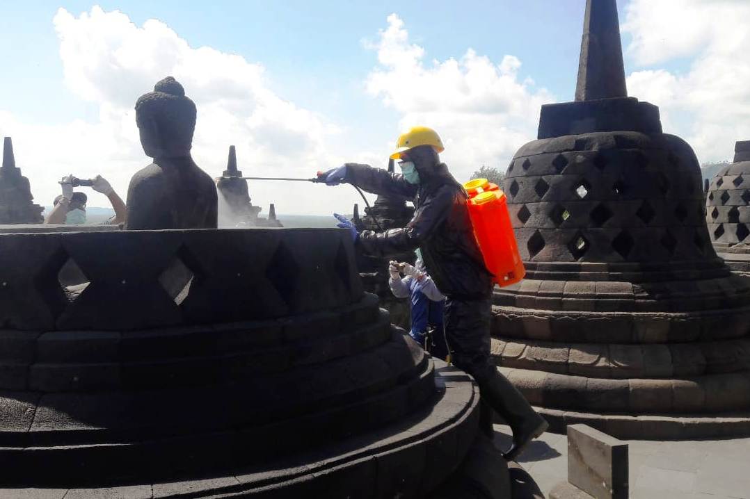 Candi Borobudur di Kabupaten Magelang, Jawa Tengah disemprot disinfektan untuk menghindari penyebaran Covid-19, Senin (16/3/2020).