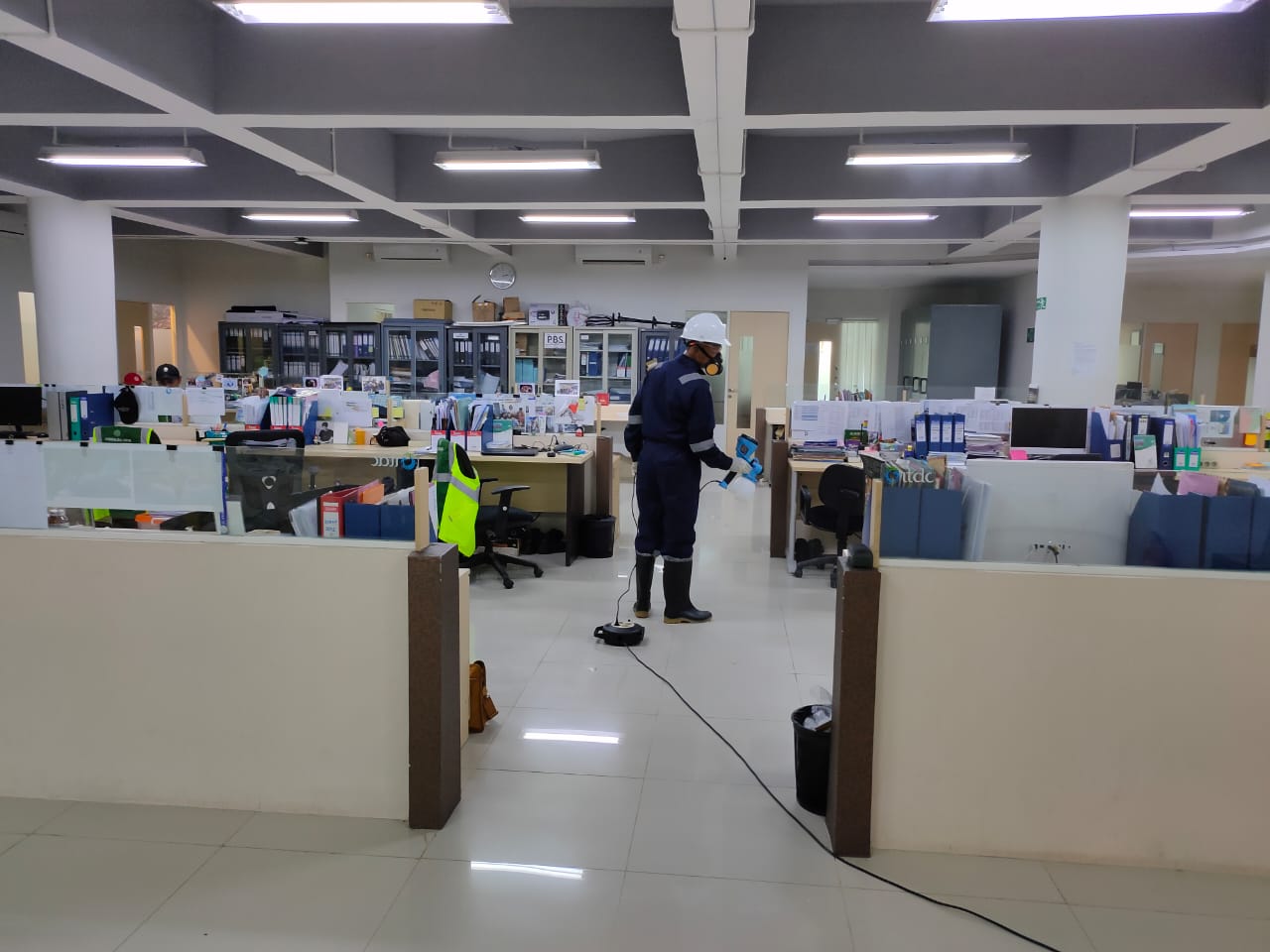 Penyemprotan cairan disinfektan di lingkungan kantor.