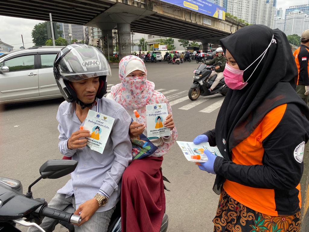 Petigas Bazis DKI membagi-bagikan isi ulang pembersih tangan gratis di Jakarta.