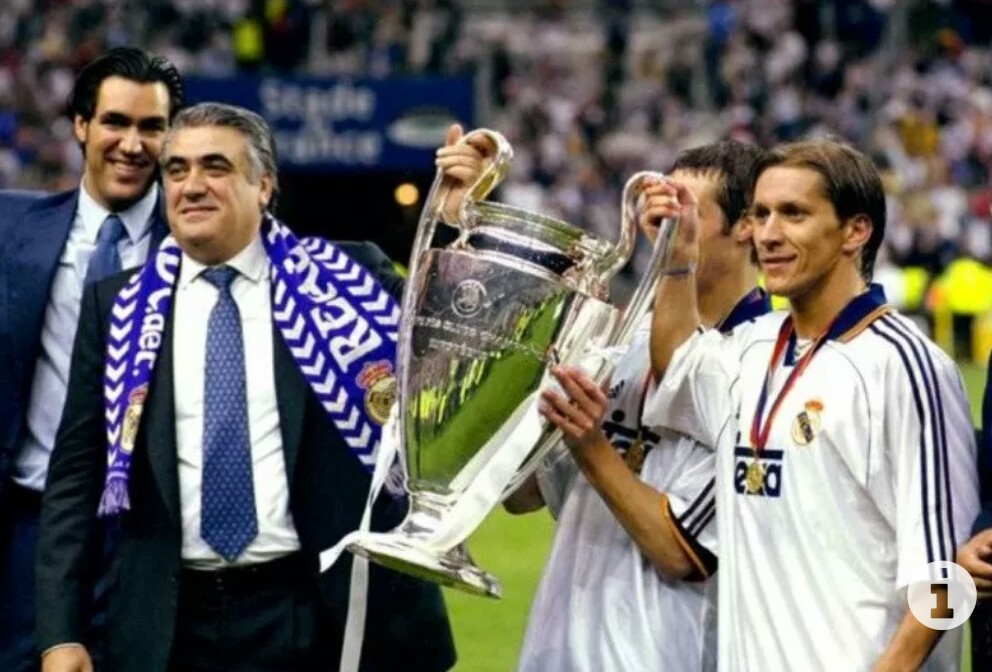 Lorenzo Sanz (memakai syal biru) meninggal dunia akibat terpapar virus korona. 