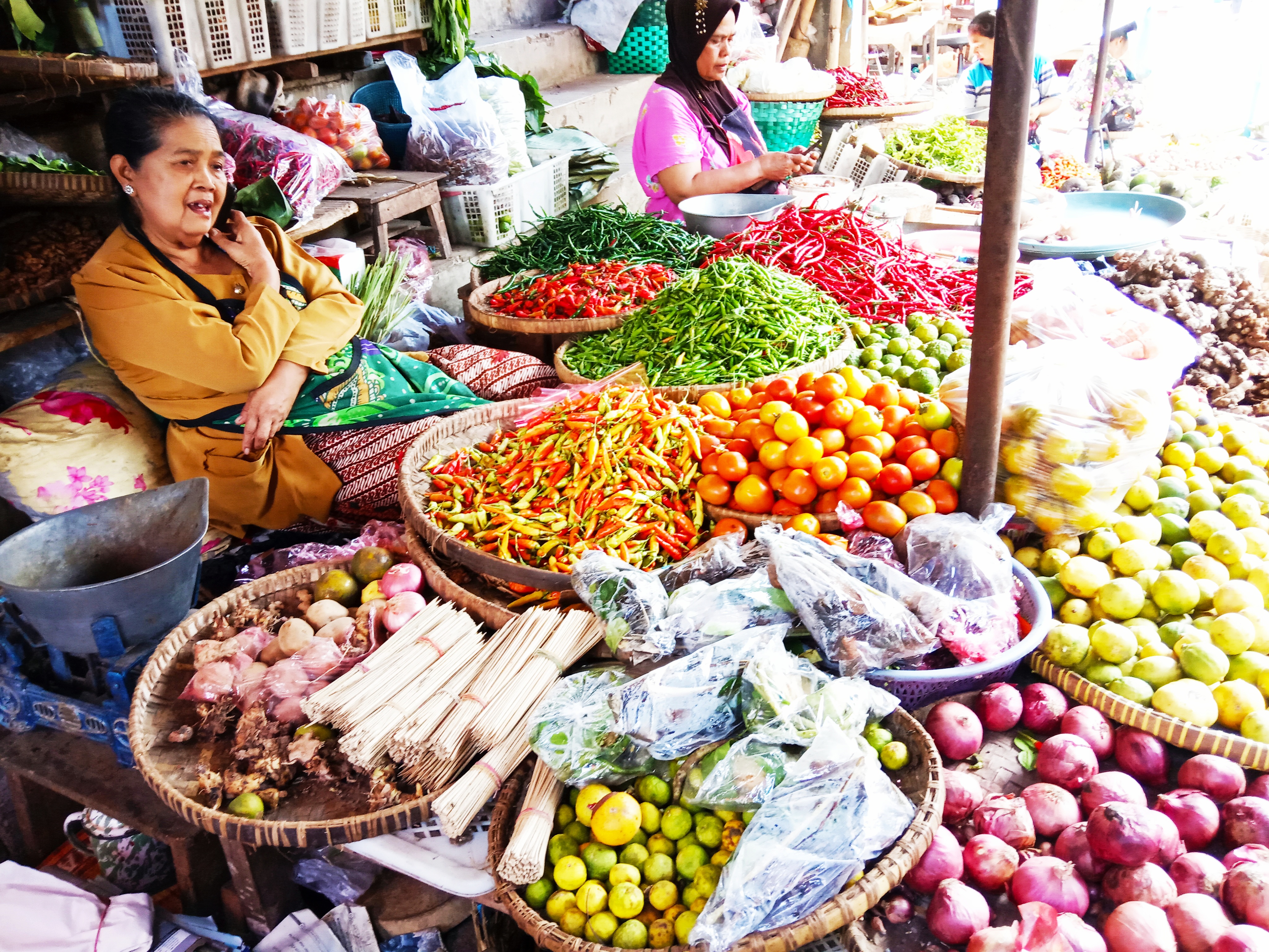Pedagang Pasar Gede Klaten mengaku harga bahan pangan stabil.