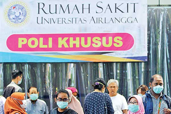 Warga mengantre untuk tes korona di poliklinik khusus korona Rumah Sakit Universitas Airlangga (RSUA), Surabaya, Jawa Timur, kemarin.