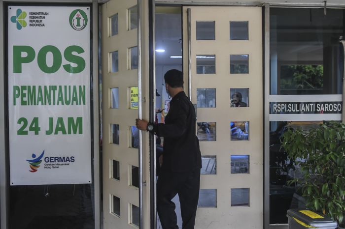 Pos Pemantauan virus COVID-19 di ruang isolasi RSPI Prof. Dr. Sulianti Saroso.
