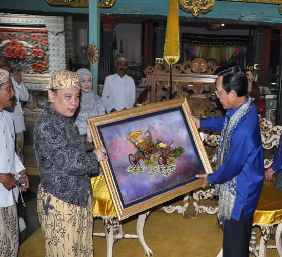 Sultan Sepuh XIV PRA Arief Natadiningrat memberikan cenderamata kepada  Sri Sultan Hamengkubuwono X 