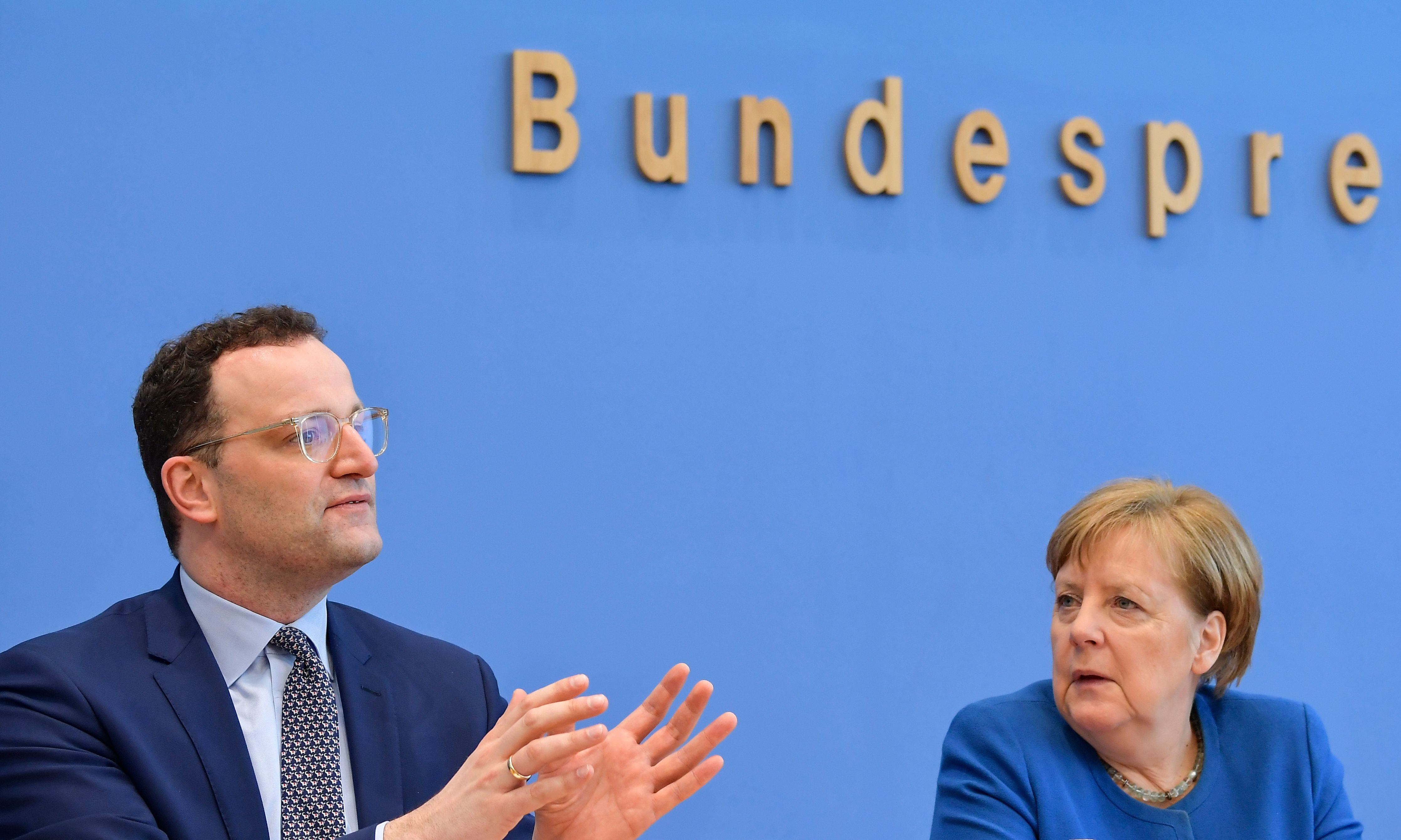 Kanselir Jerman Angela Merkel (kanan) bersama Menteri Kesehatan Jens Spahn saat konferensi pers soal Covid-19, Rabu (11/3/2020).