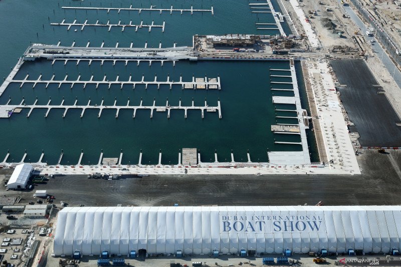 Dermaga kapal yang menjadi lokasi Dubai International Boat Show tampak kosong akibat ditundanya acara itu terkait wabah virus korona, Dubai.