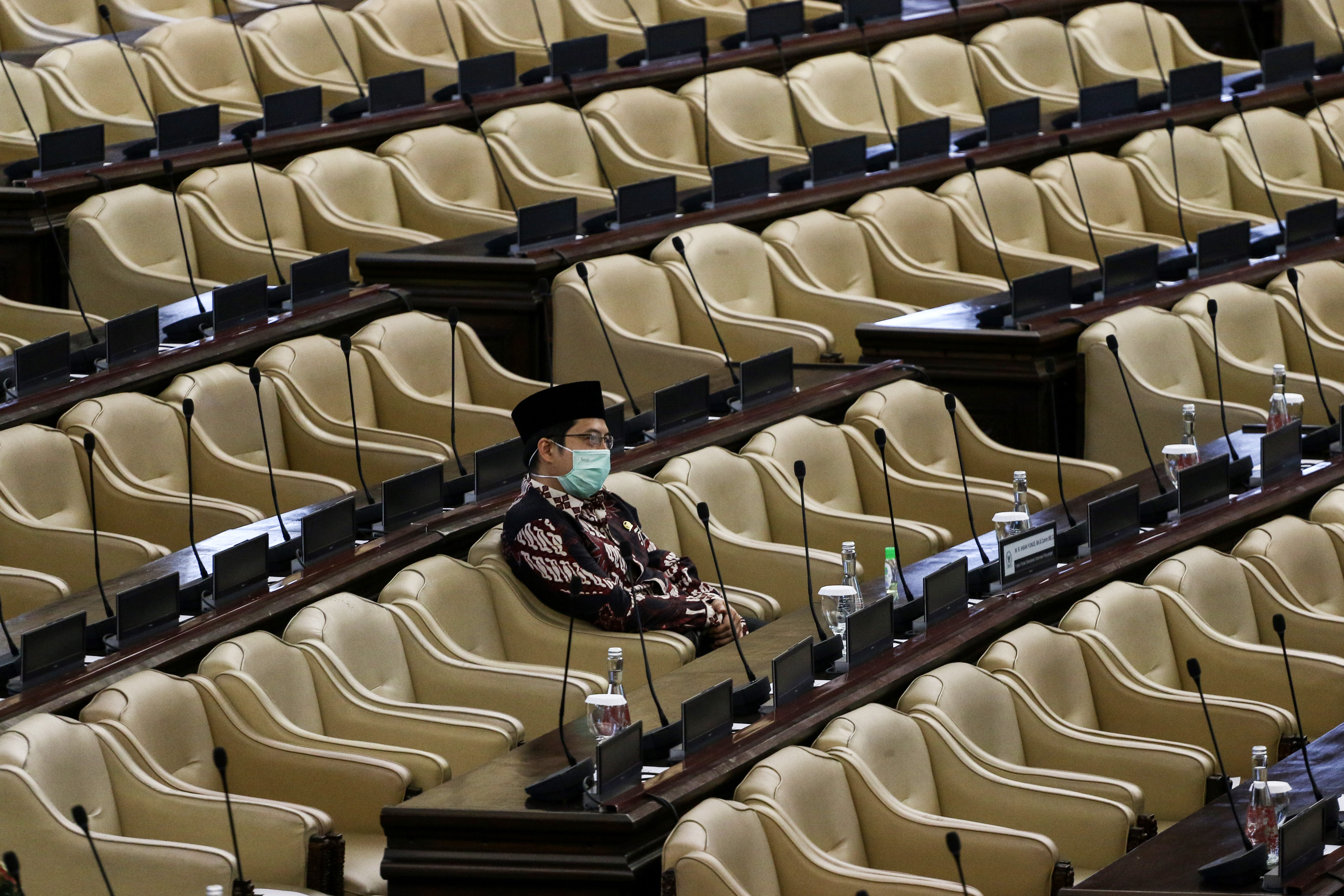Anggota DPR mengikuti Rapat Paripurna DPR Pembukaan Masa Persidangan III Tahun Sidang 2019-2020 di Kompleks Parlemen, Senayan.