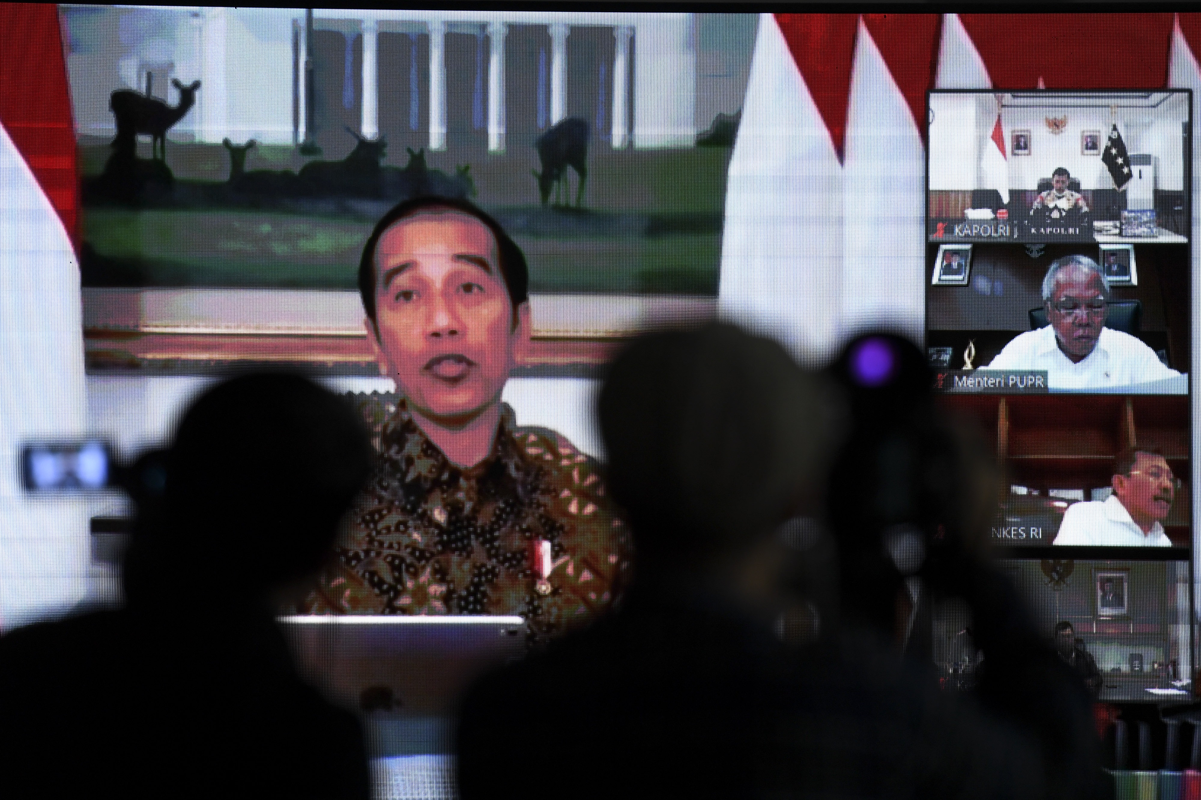 Presiden Joko Widodo memimpin rapat terbatas (ratas) melalui konferensi video dari Istana Bogor.