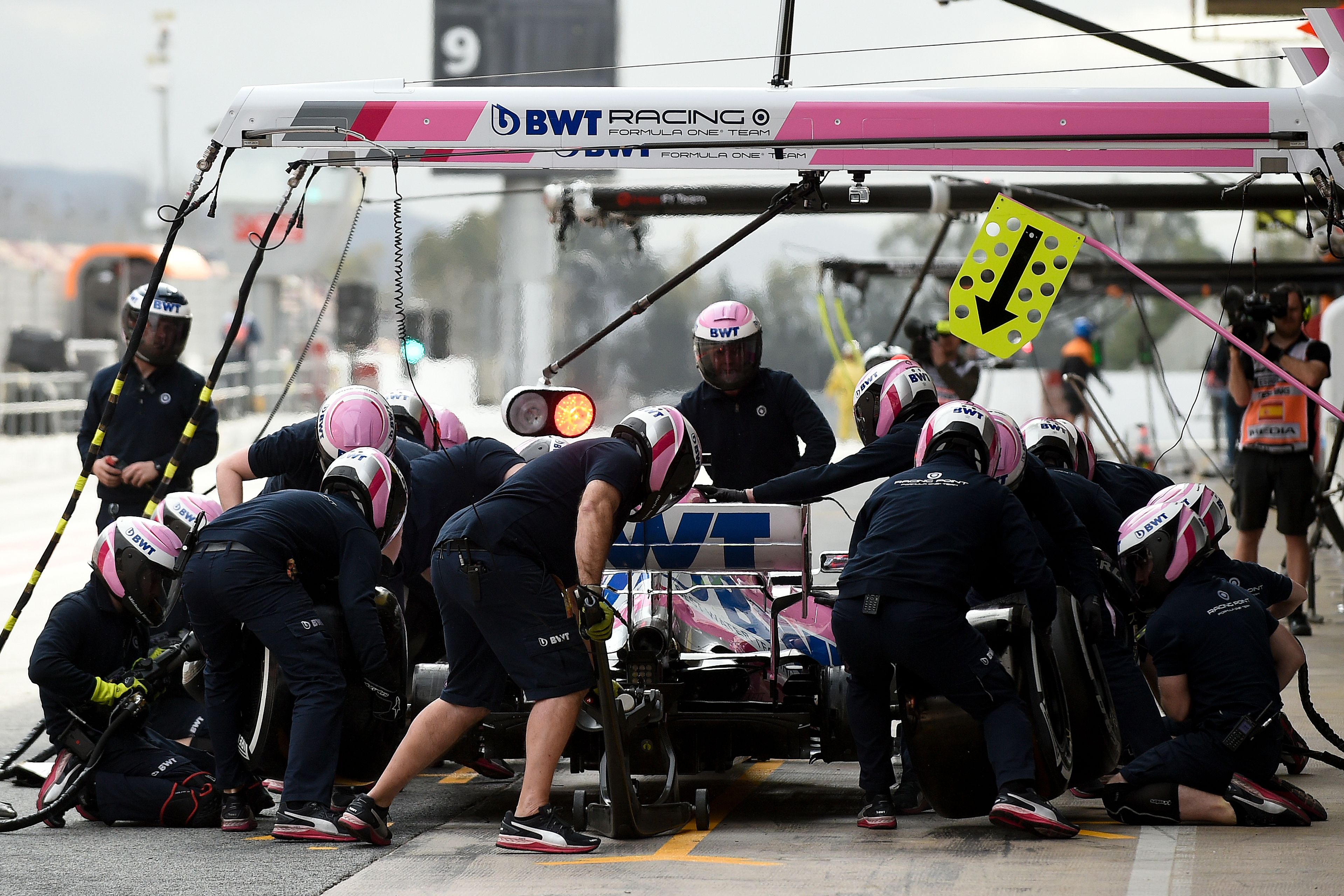 Pembalap Racing Point Sergio Perez melakukan pit stop di tes pramusim di Sirkuit Catalunya, Barcelona.