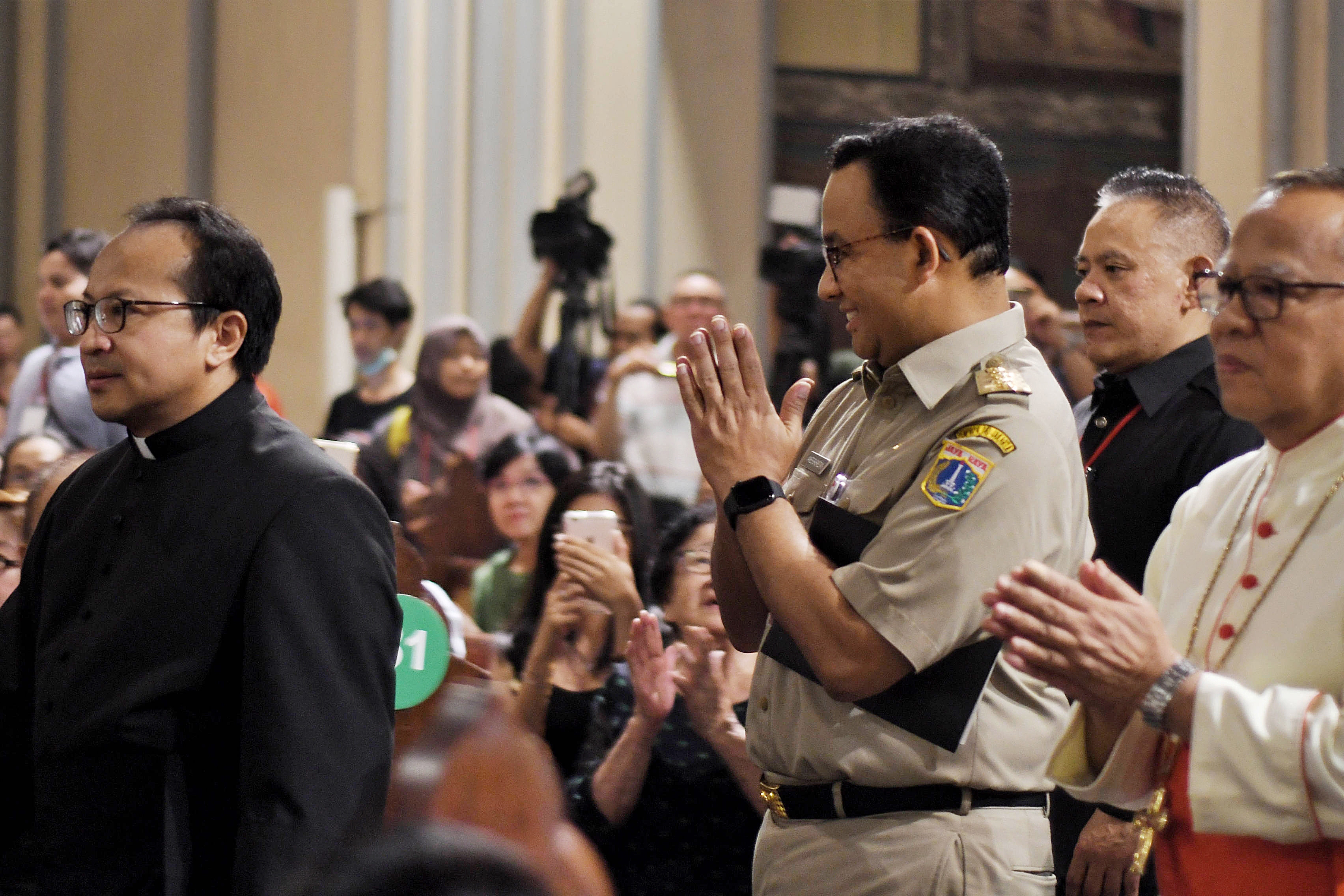 Gubernur DKI Jakarta Anies Baswedan mengunjungi Misa Malam Natal di Gereja Katedral, Jakarta, Selasa (24/12/2019).