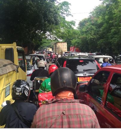 Kemacetan di Cipayung, Senin (16/3)