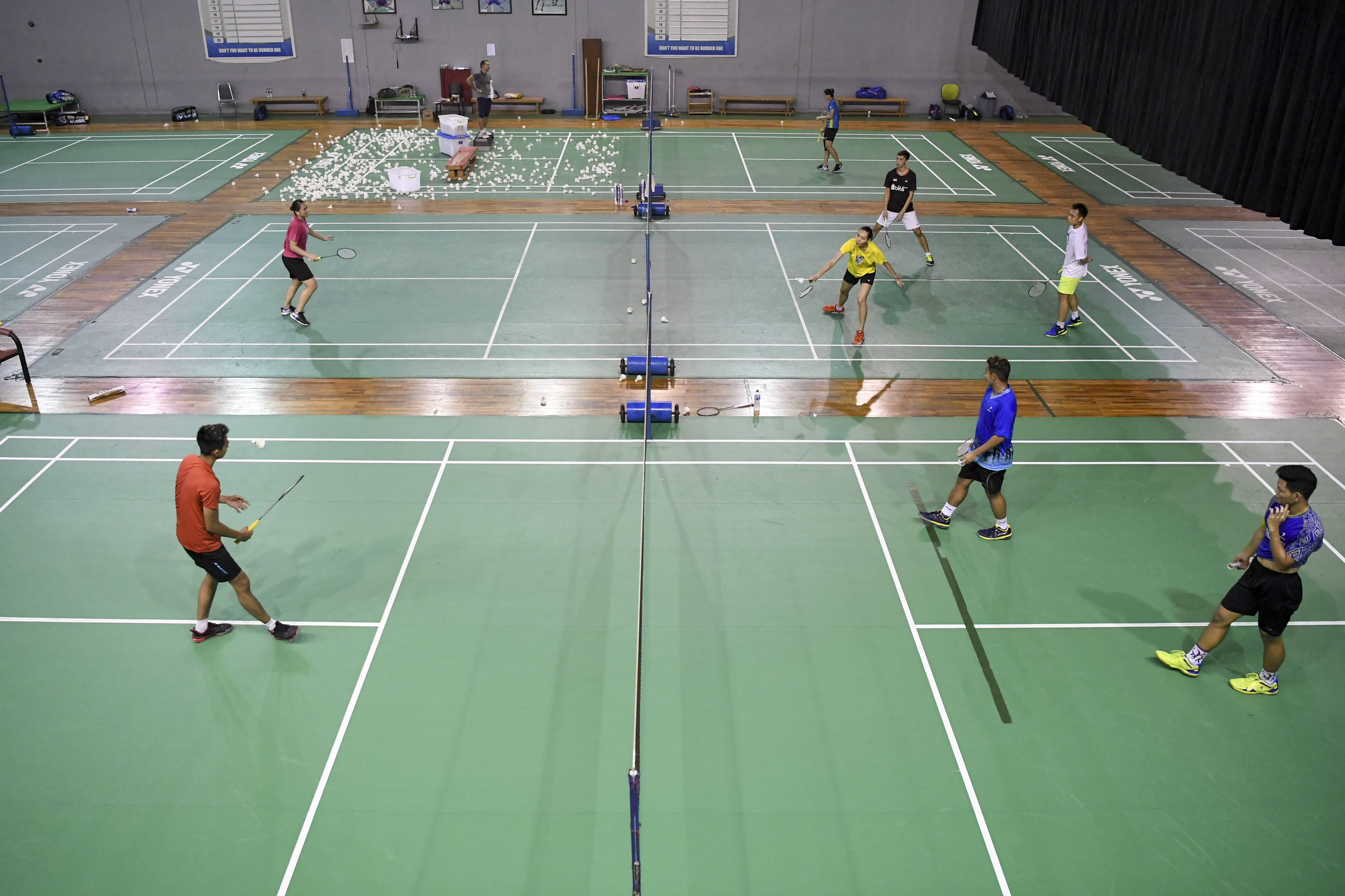 Sejumlah pebulu tangkis mengikuti latihan di Pelatnas PBSI, Cipayung, Jakarta.