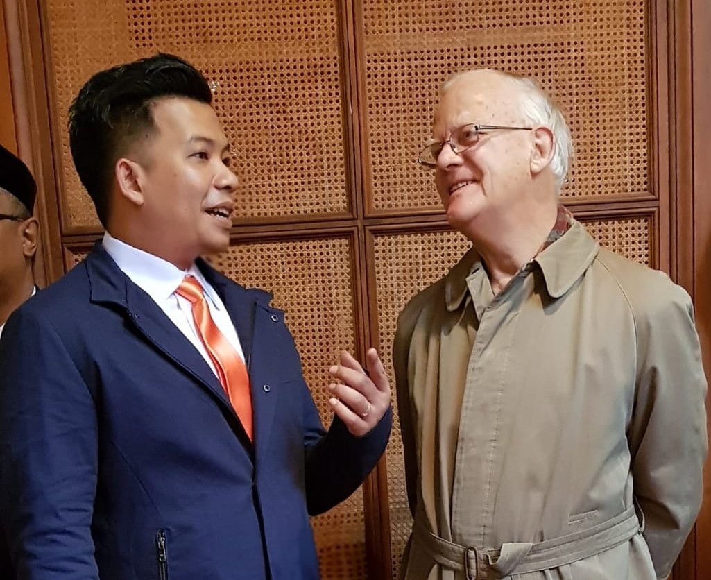 Gerry Hukubun berdiskusi dengan Dr Nicolas Lambreschtsen, Presiden NZIA.