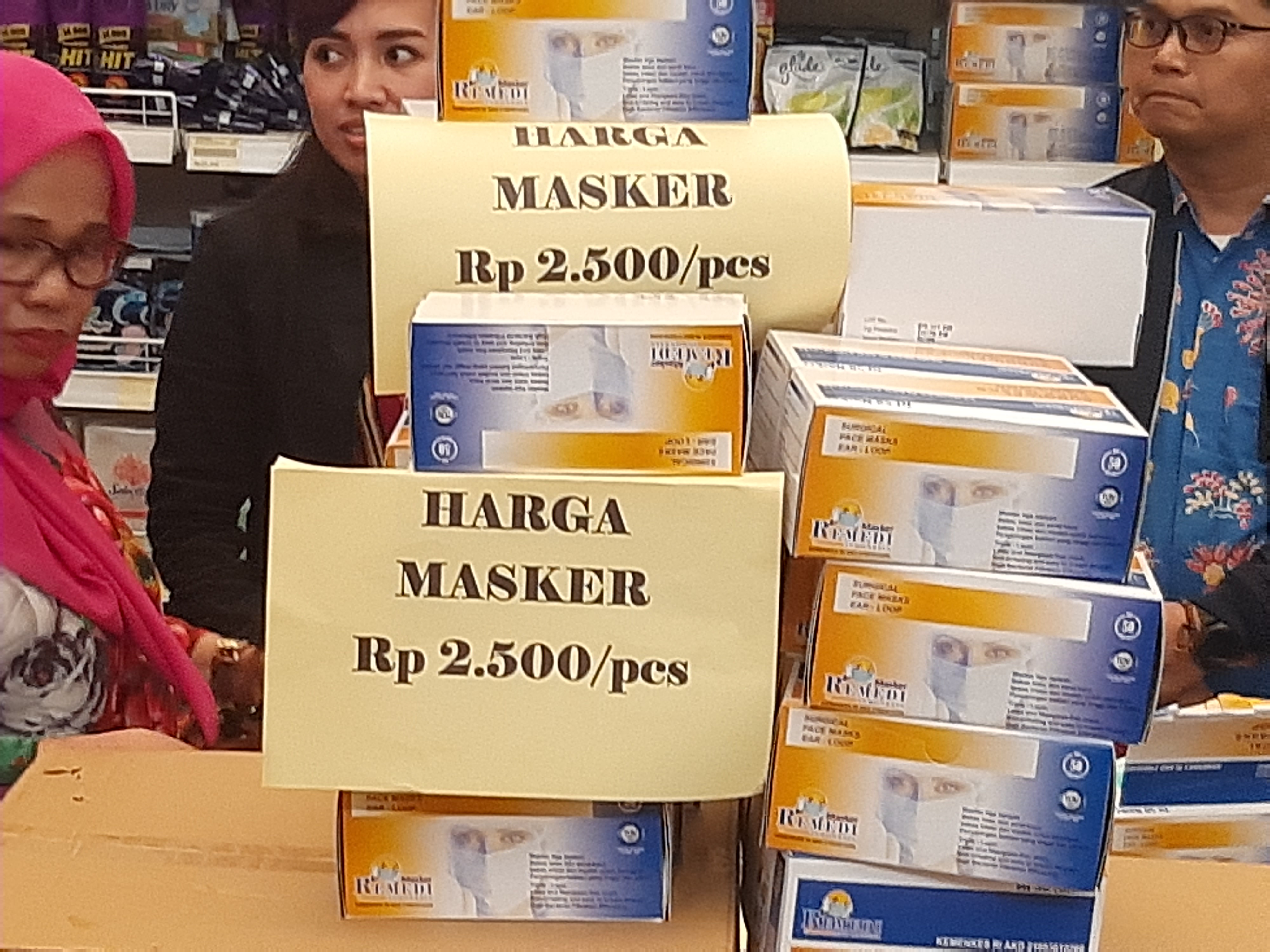 Penjualan masker di pasar pramuka