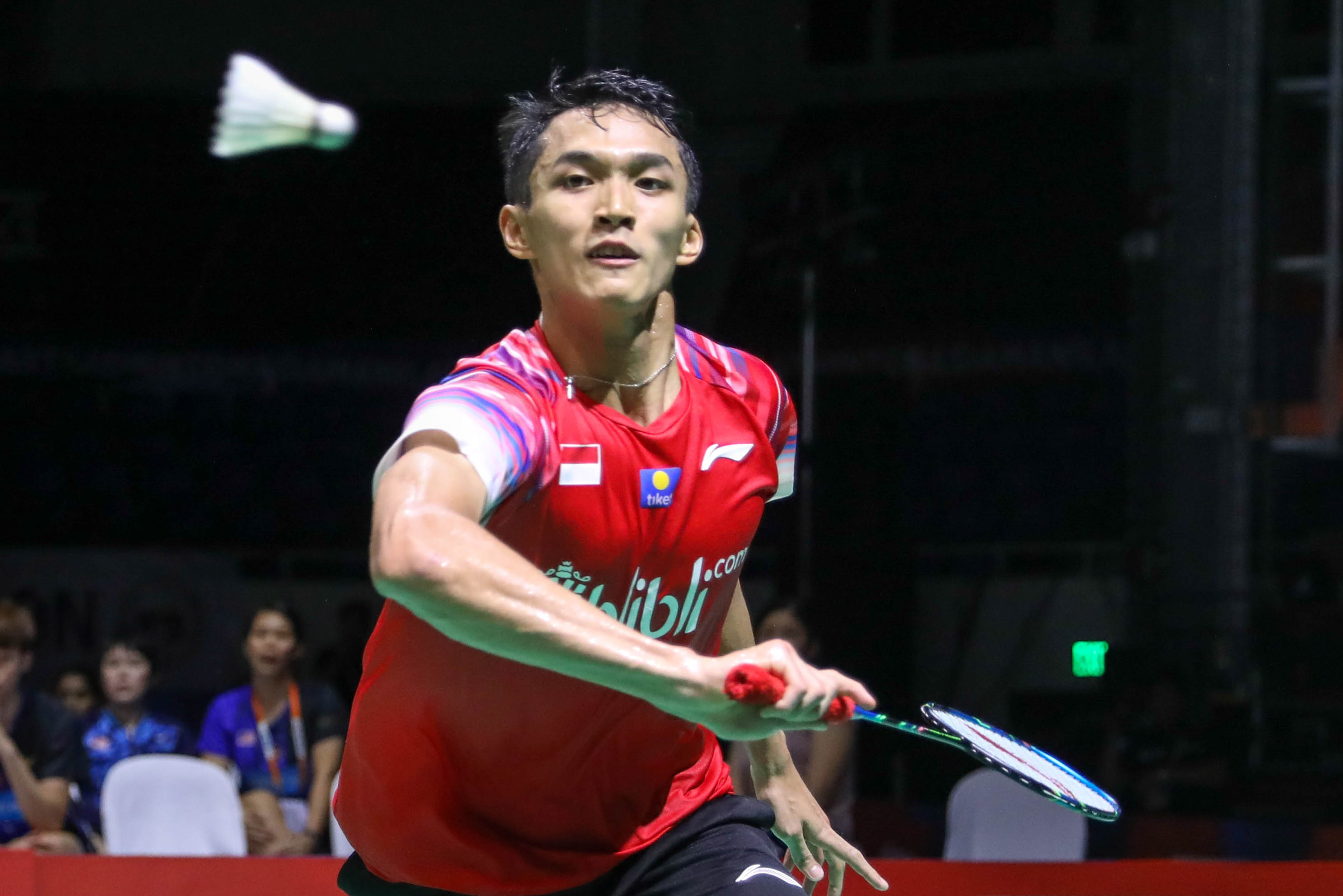 Pebulu tangkis tunggal putra Indonesia Jonatan Christie mengembalikan kok ke arah lawannya.