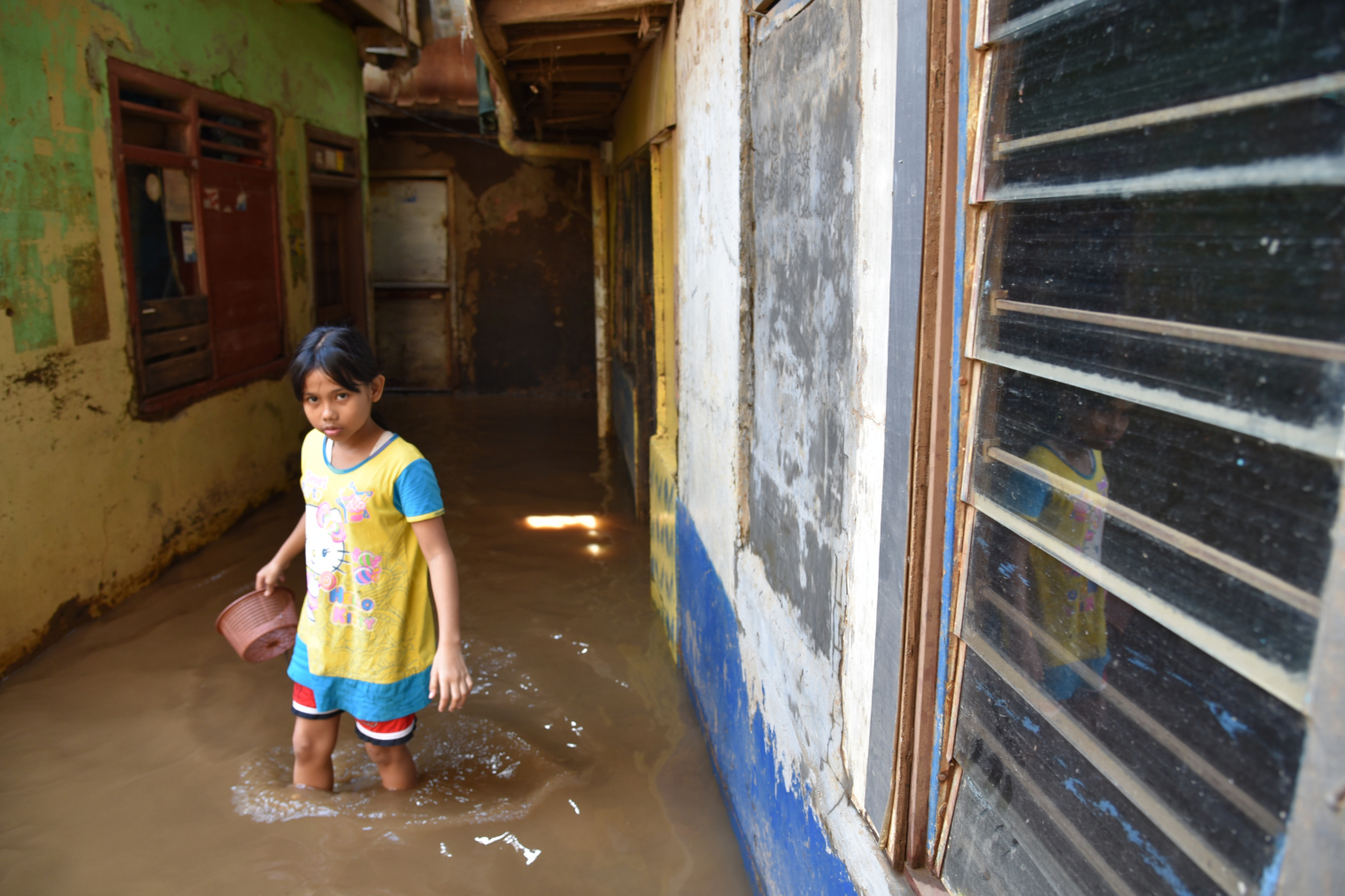 Warga membersihkan rumah mereka dari lumpur usai banjir setinggi 1 setengah meter di kawasan Kebon Pala, Jatinegara, Jakarta Timur.