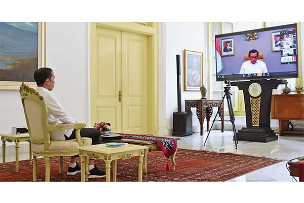Presiden Joko Widodo melakukan konferensi video (videoconference) dengan Sekretaris Kabinet Pramono Anung terkait virus korona 
