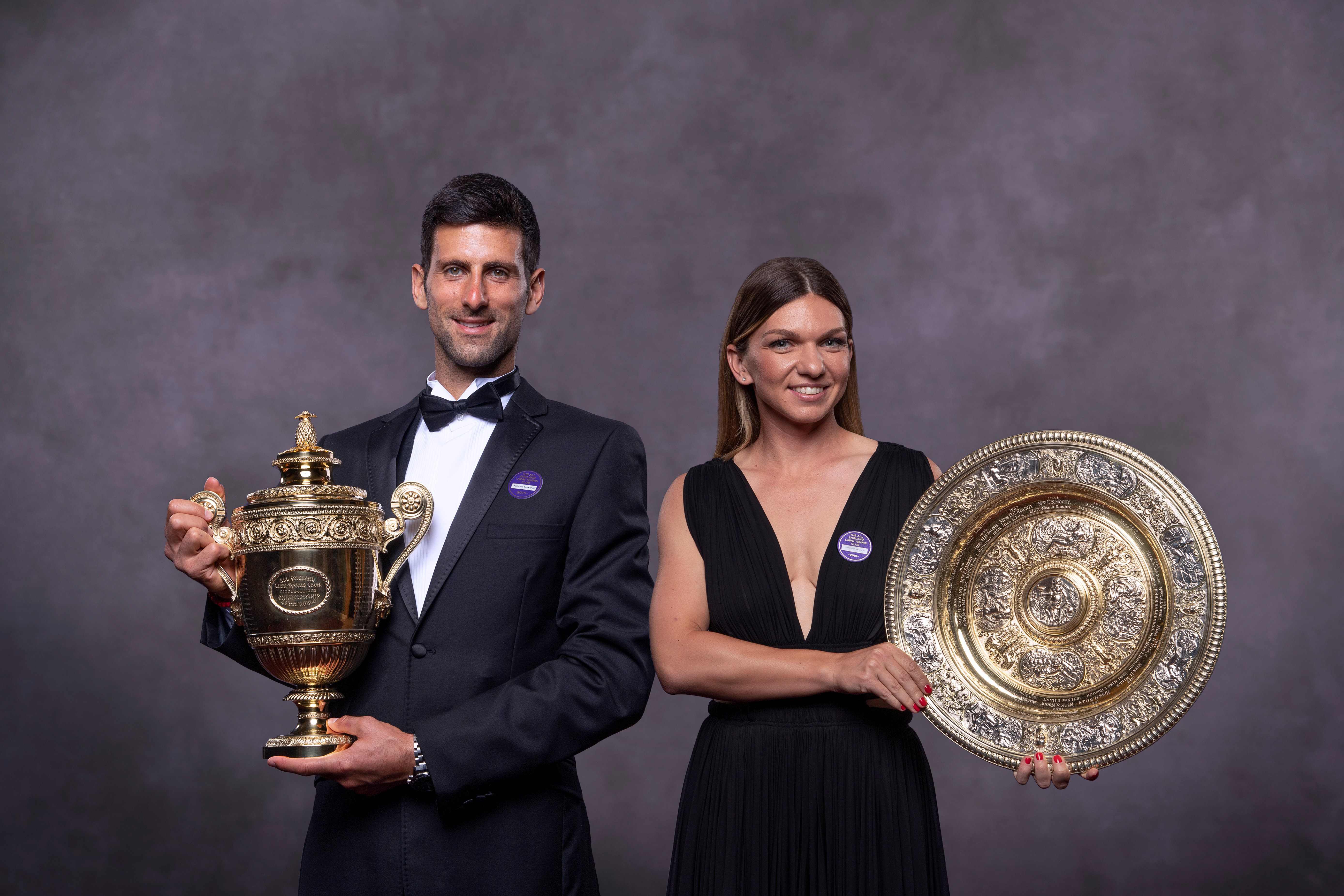 Juara Wimbledon 2019 Novak Djokovic (kiri) dan Simona Halep berpose dengan trofi yang mereka menangkan.
