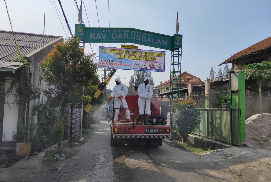 Penyemprotan disinfektan menggunakan truk tangki air di Perumahan Darussalam, Tangerang.