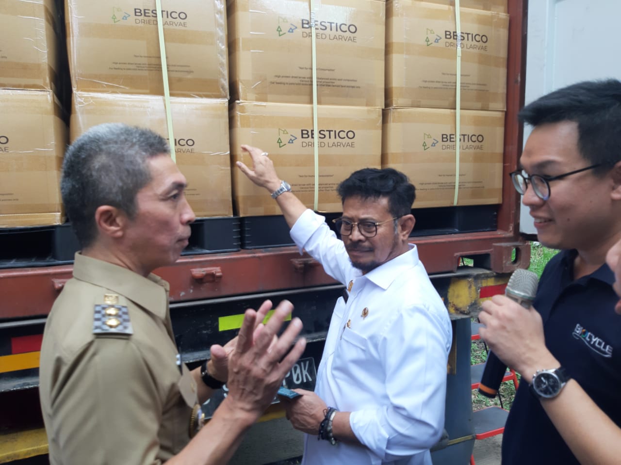 Mentan Syahrul (tengah) dan Wakil Wali Kota Bogor Dedie A Rachim (kiri).