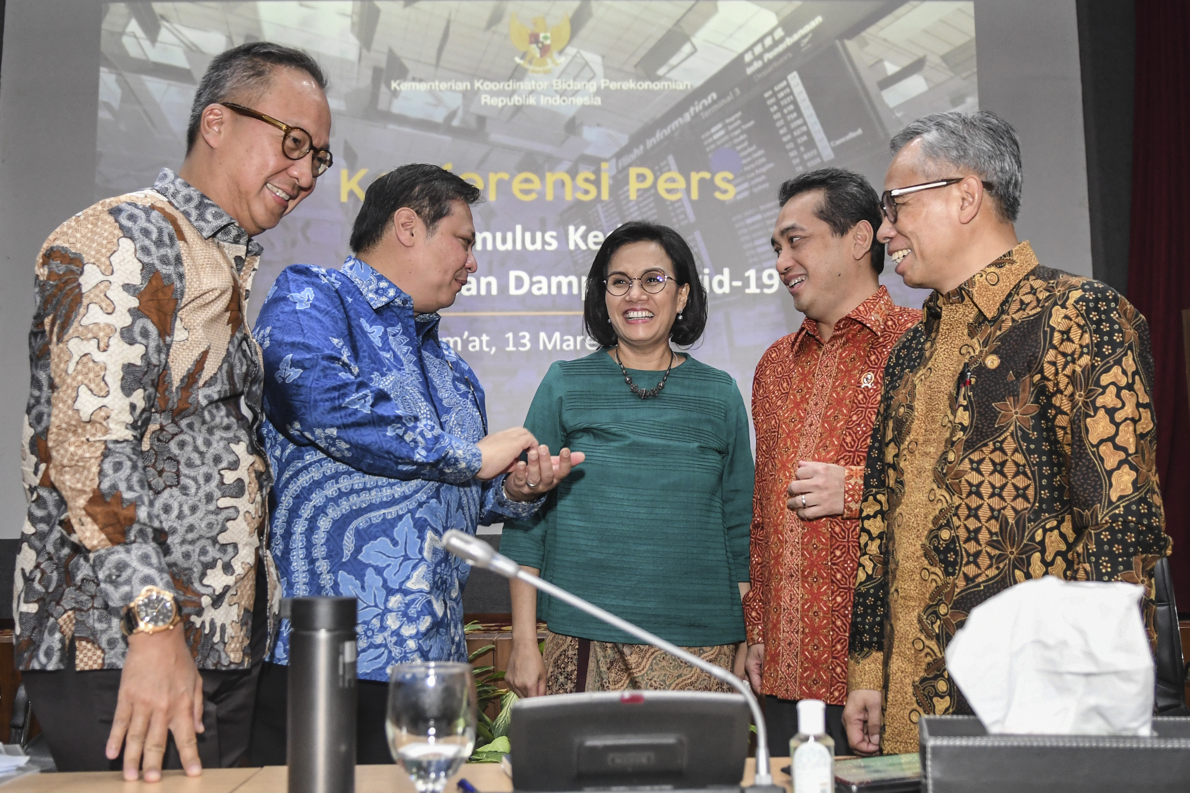  Ketua OJK Wimboh Santoso (kanan) usai memberikan keterangan kepada media tentang Stimulus Kedua Penanganan Dampak Covid-19.