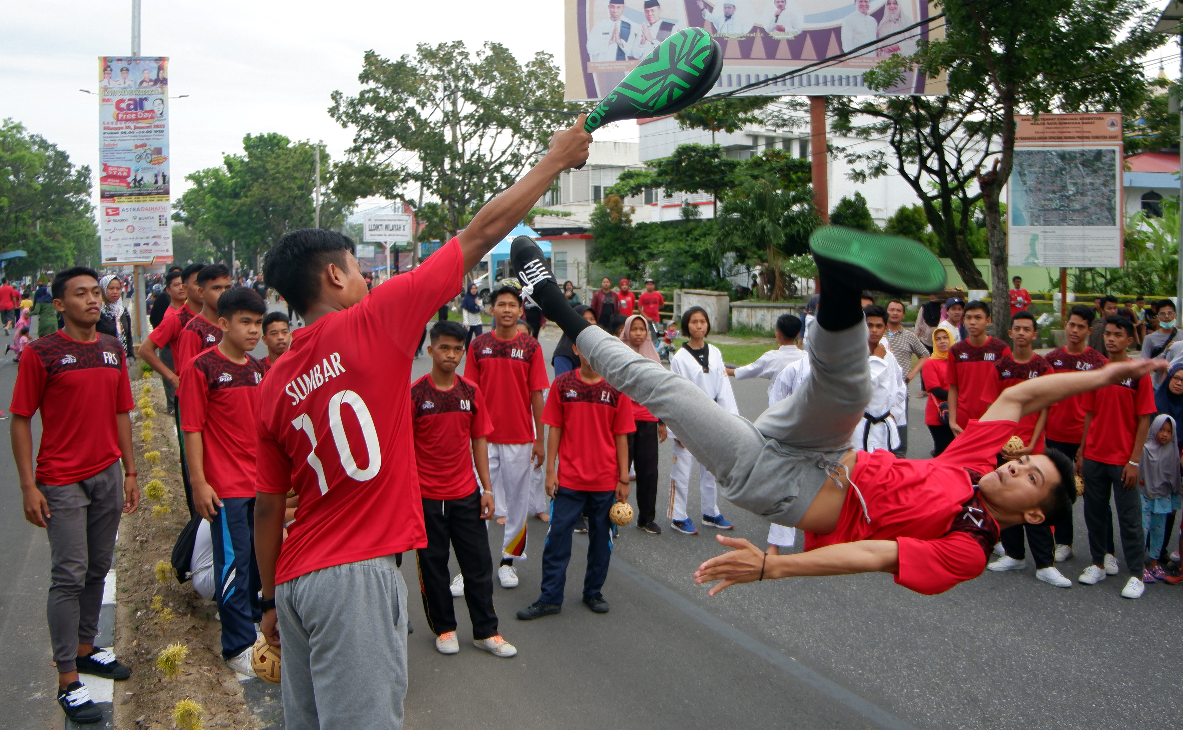 Komunitas olahraga memanfaatkan arena Car Free Day (CFD)  di Jl Khatib Sulaiman, Padang, Sumatra Barat.