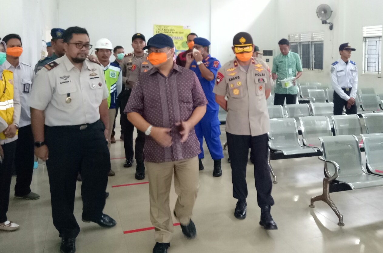 Gubernur Erzaldi Rosman Djohan (tengah).