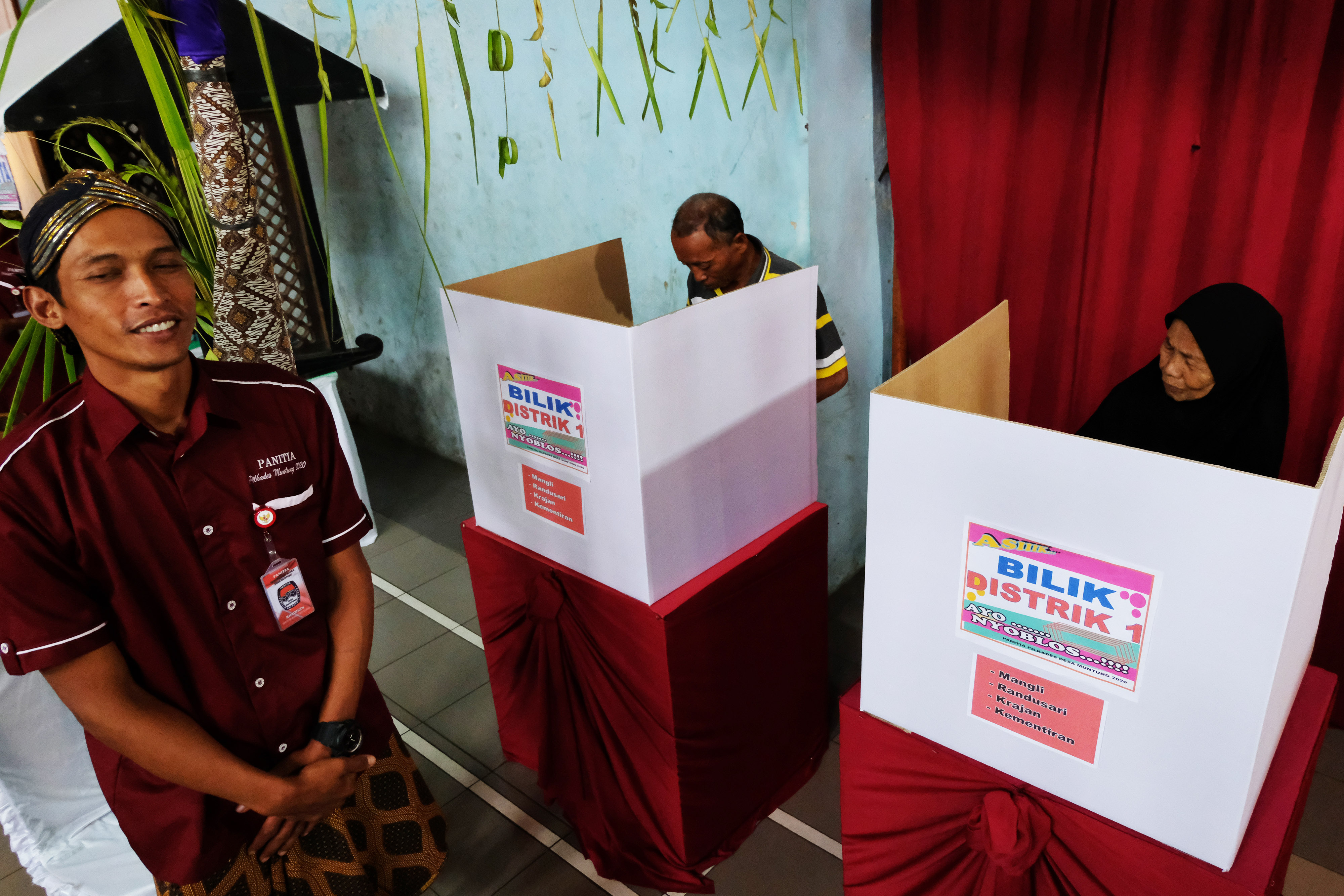 Warga menggunakan hak pilih dalam pemilihan kepala desa (pilkades) serentak di Desa Muntung, Temanggung, Jawa Tengah.