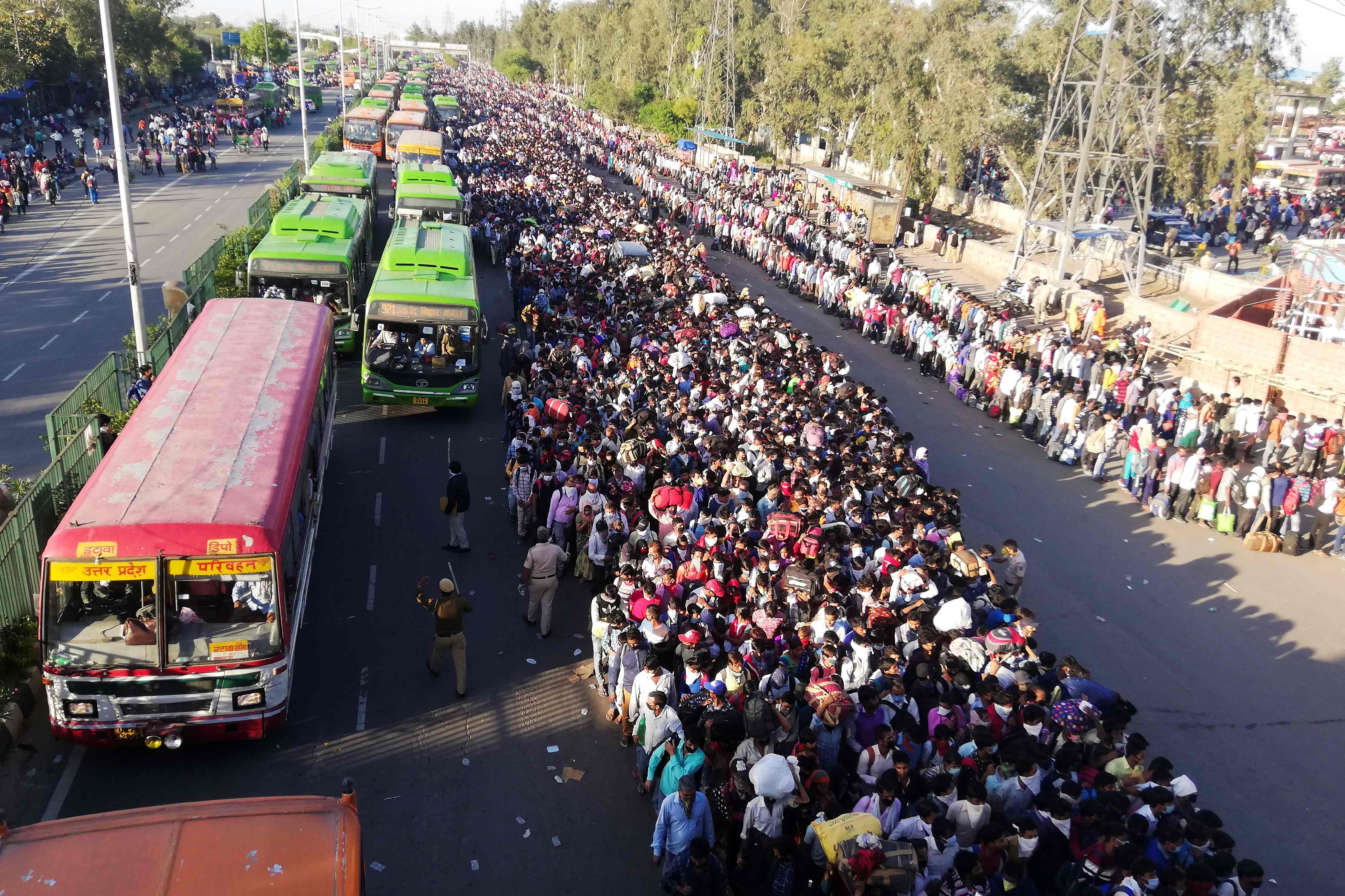 Warga India memadati terminal bus Anand Vihar untuk pulang kampung setelah diberlakukan lockdown.